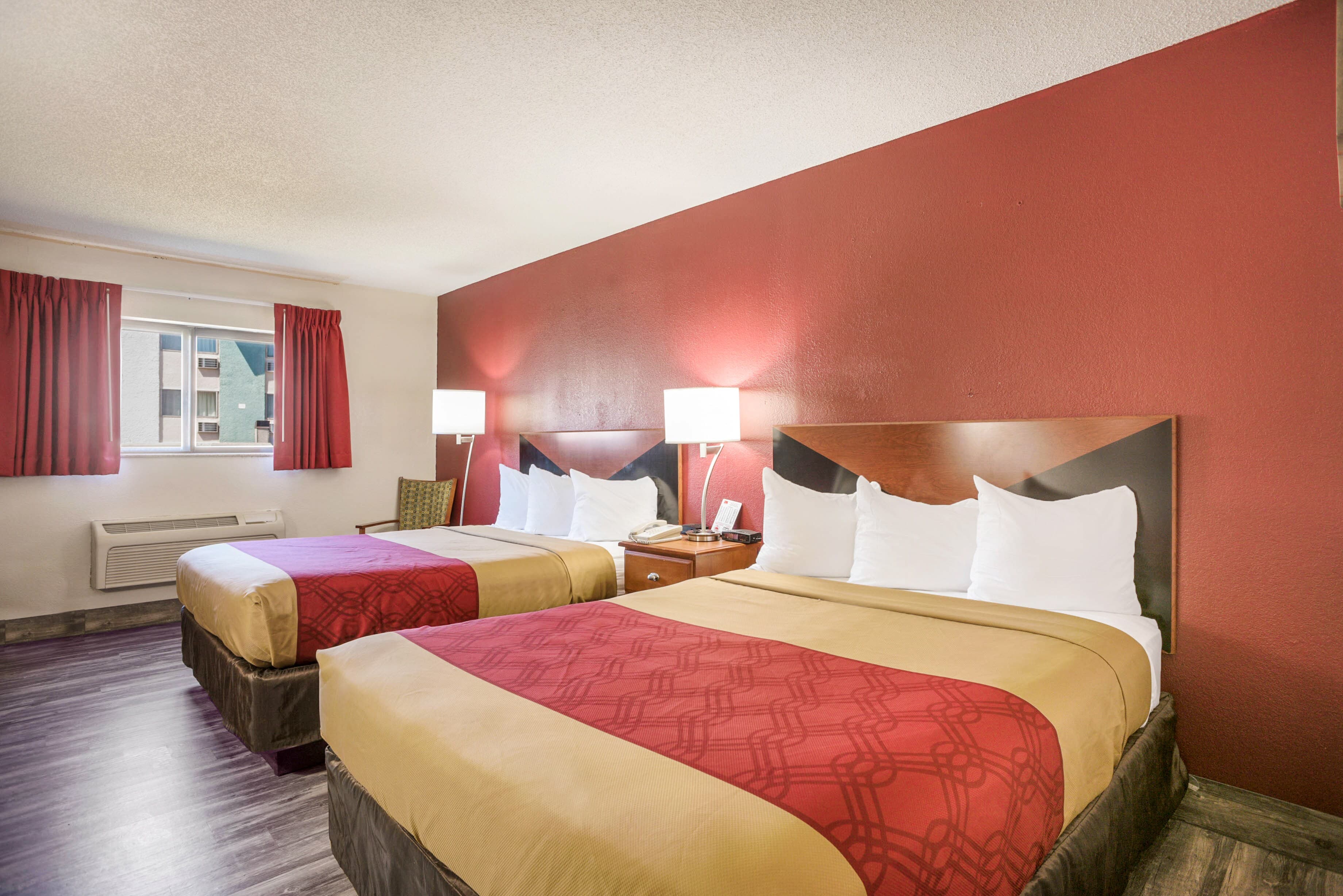 Econo Lodge Cedar Rapids South — 12