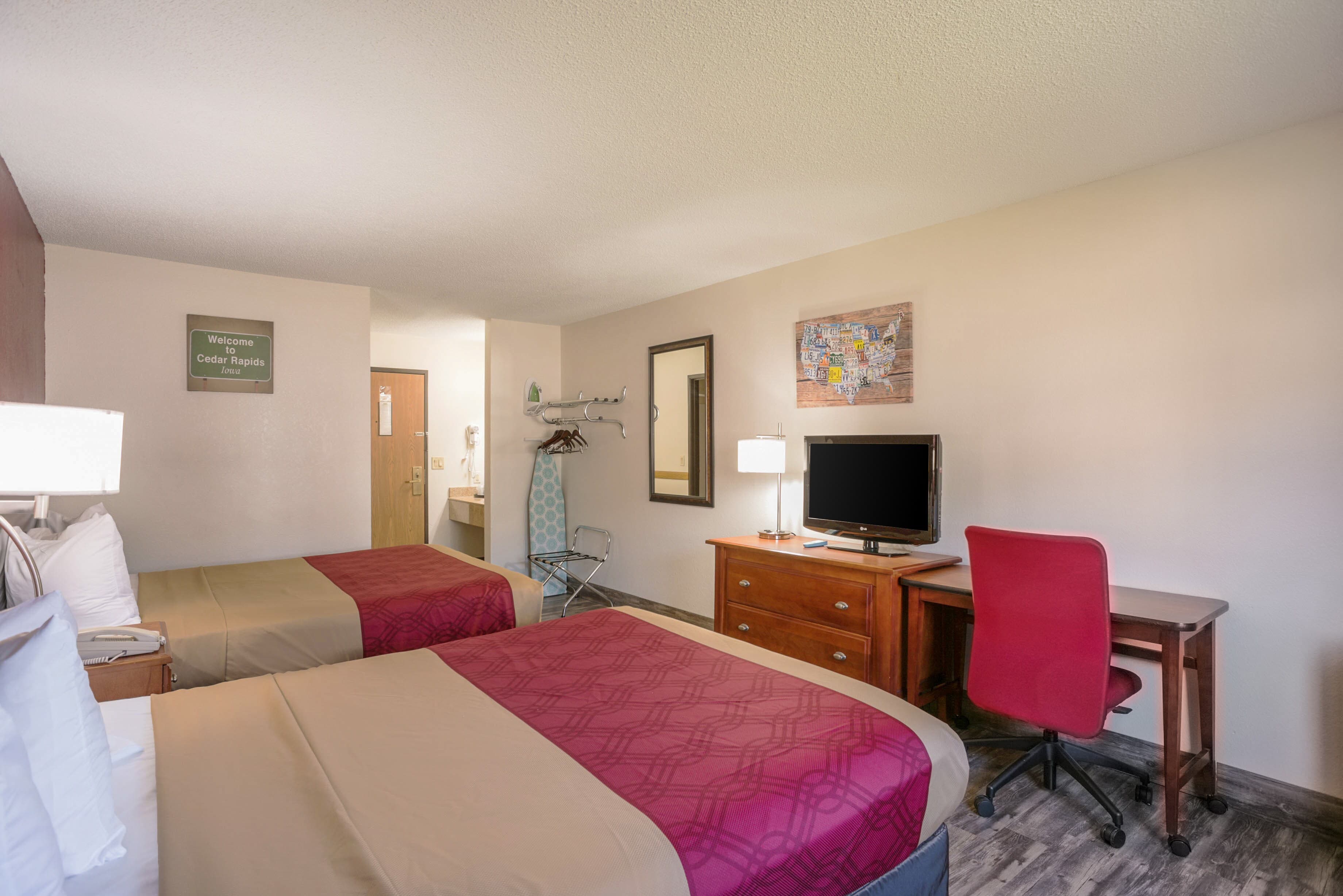 Econo Lodge Cedar Rapids South — 14
