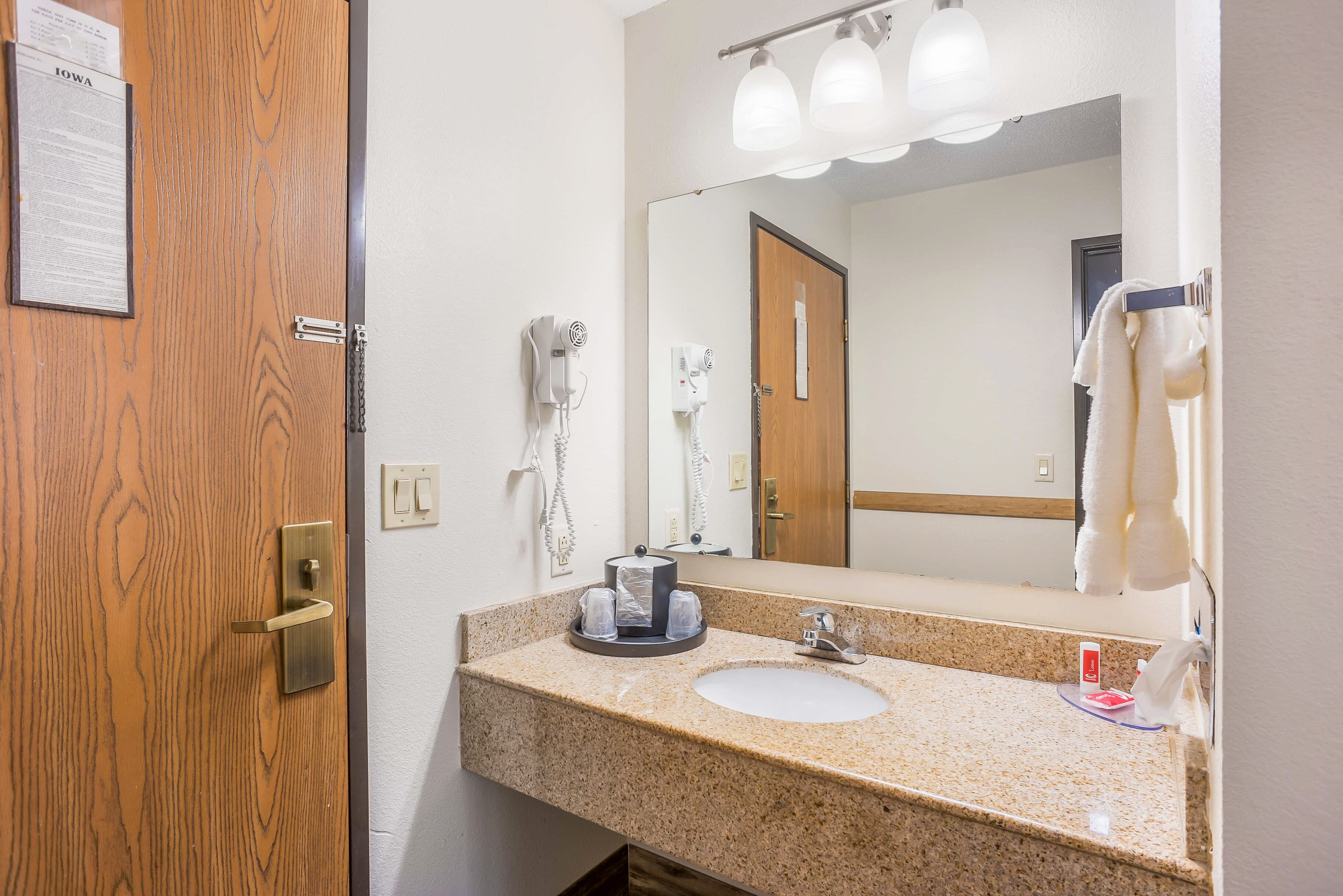 Econo Lodge Cedar Rapids South — 15