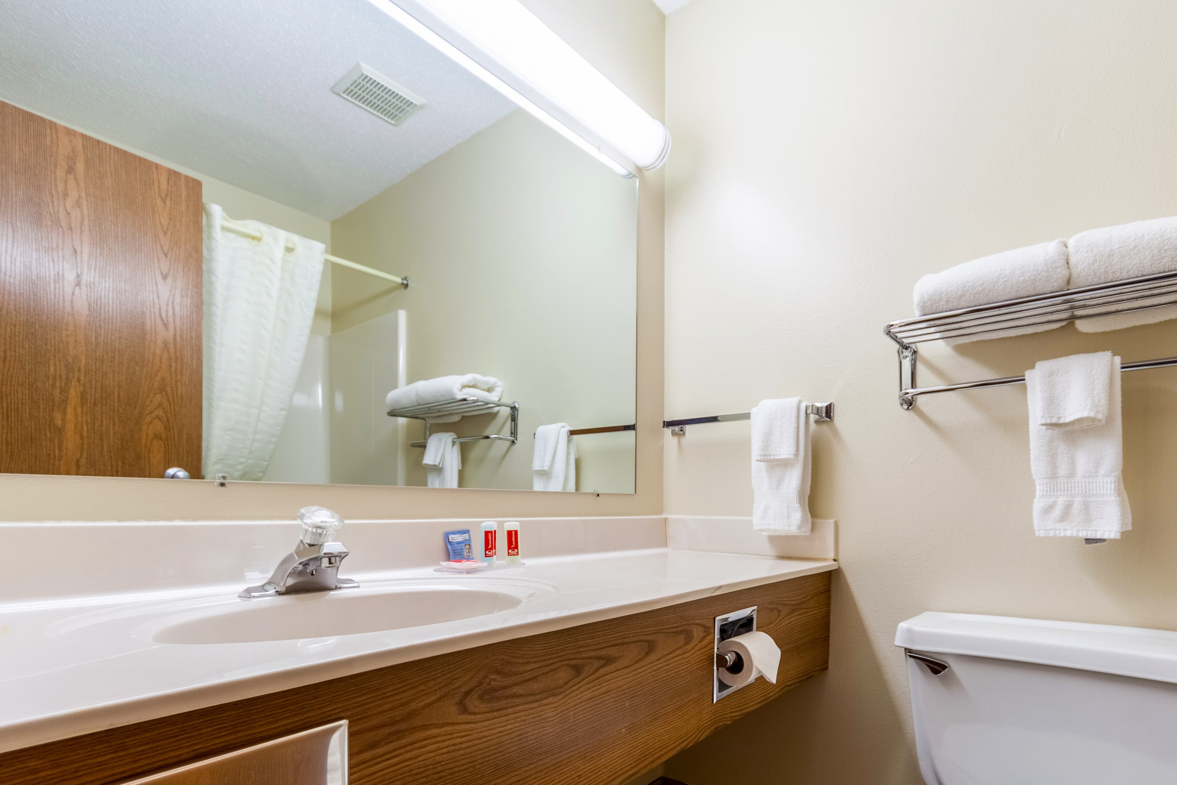 Econo Lodge Sioux Center — 17