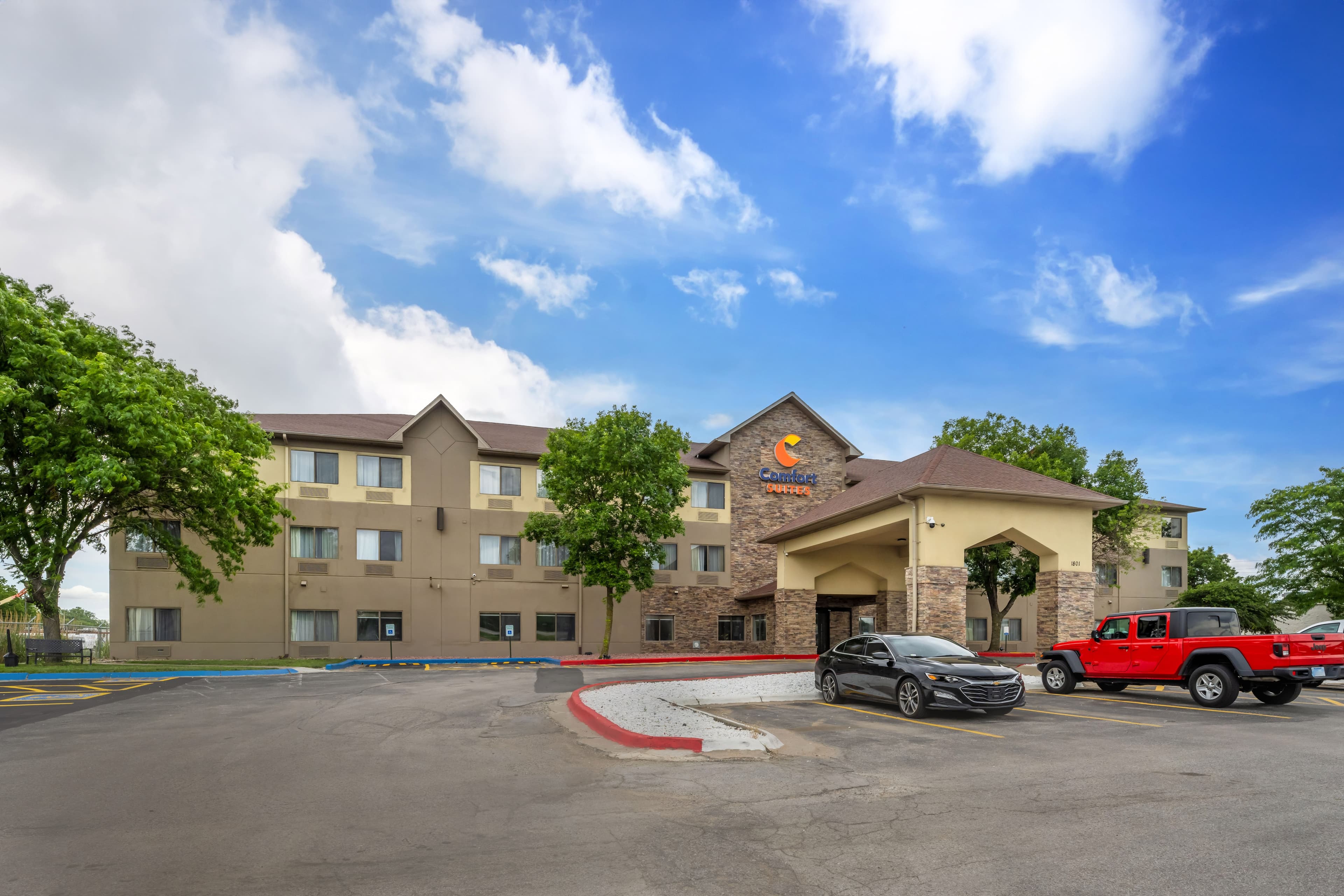 Comfort Suites Omaha East-Council Bluffs - Image 1