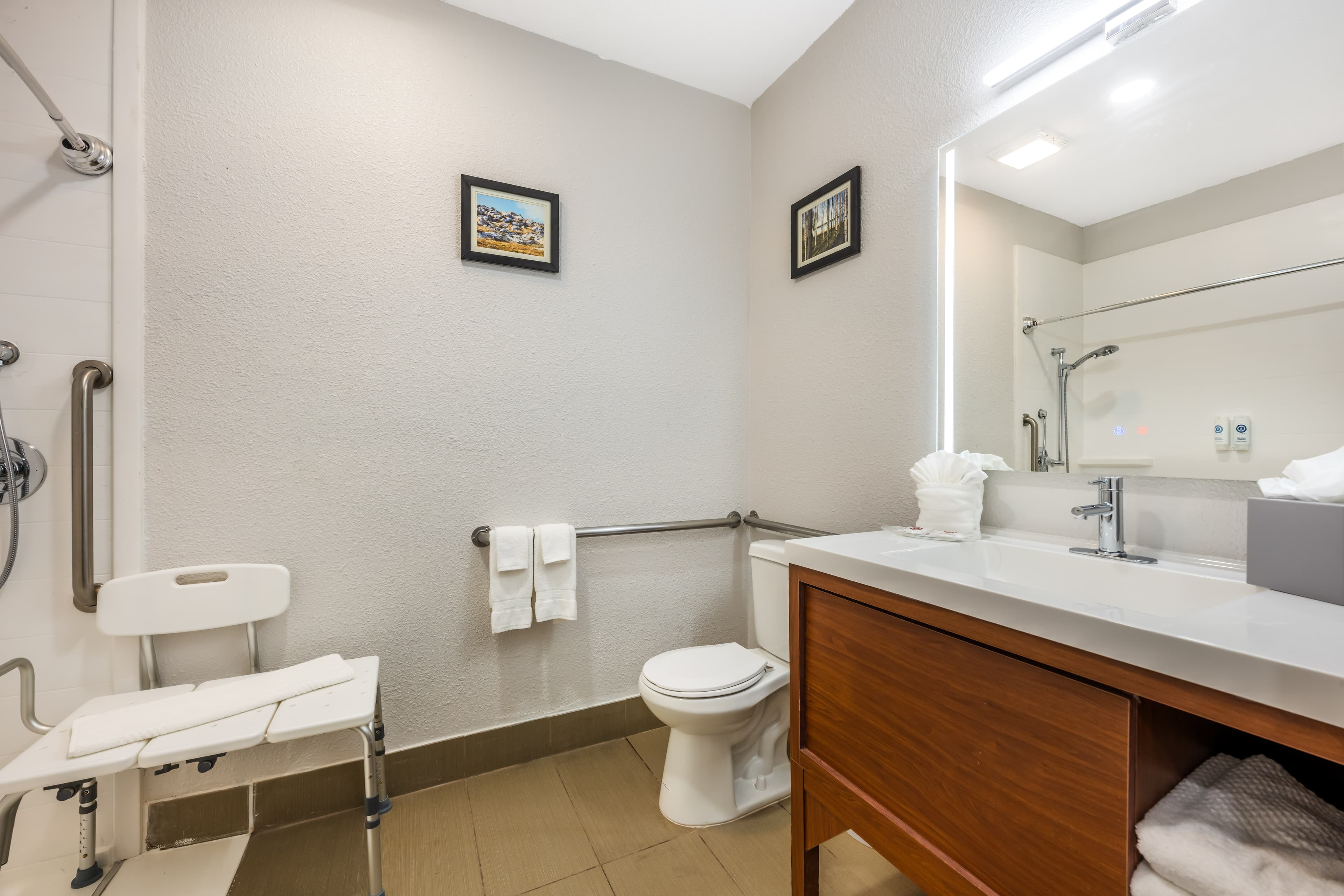 Comfort Suites Omaha East-Council Bluffs — 9