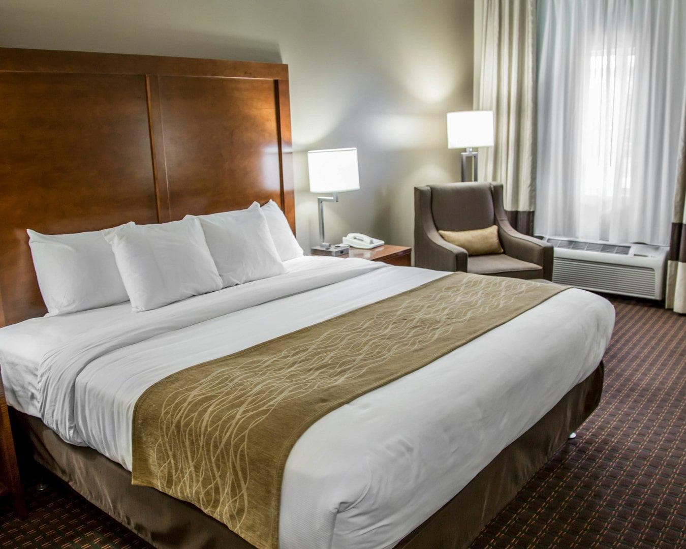 Comfort Inn & Suites Riverview near Davenport and I-80 - Image 2