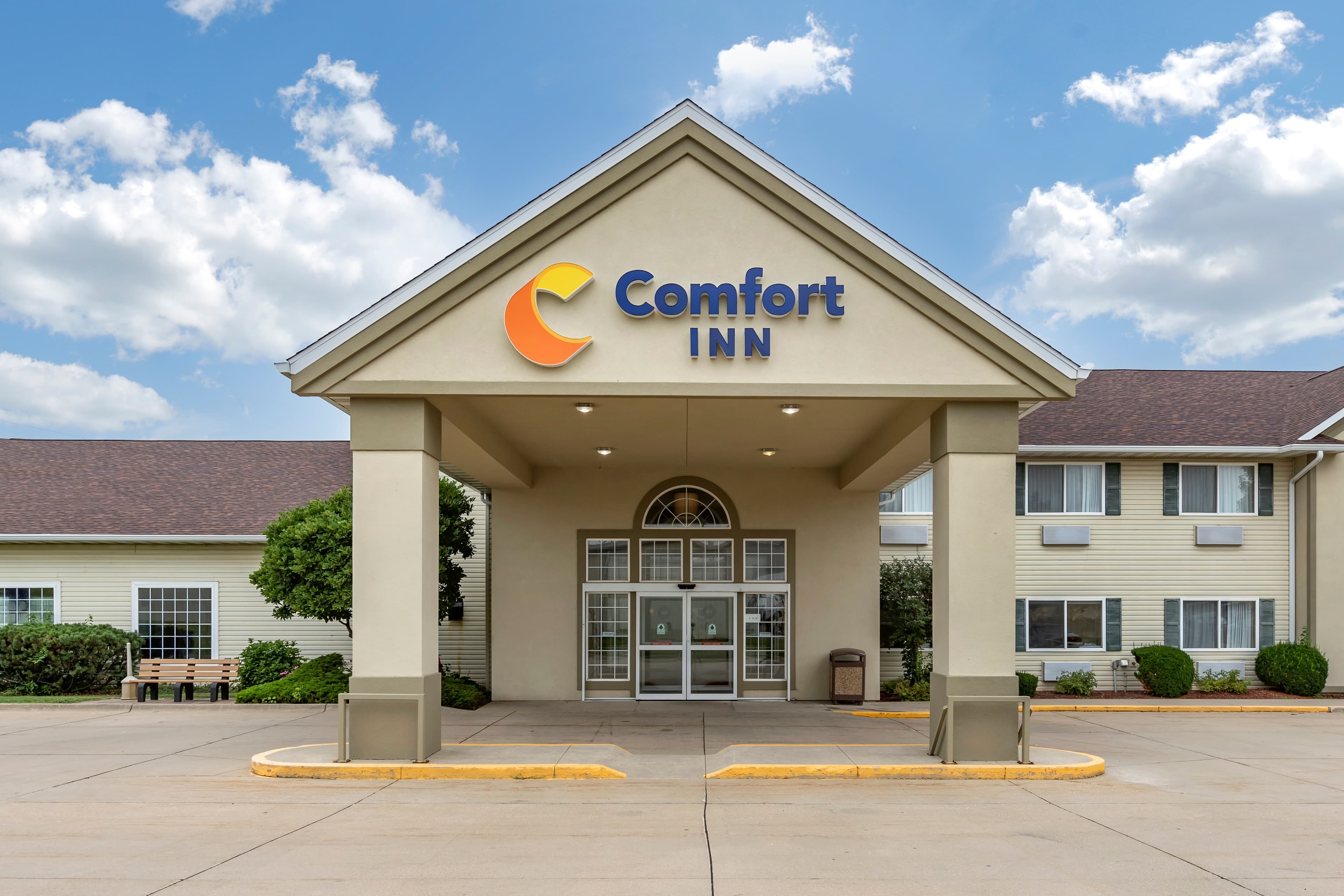Comfort Inn Dyersville Near Field of Dreams - Image 1