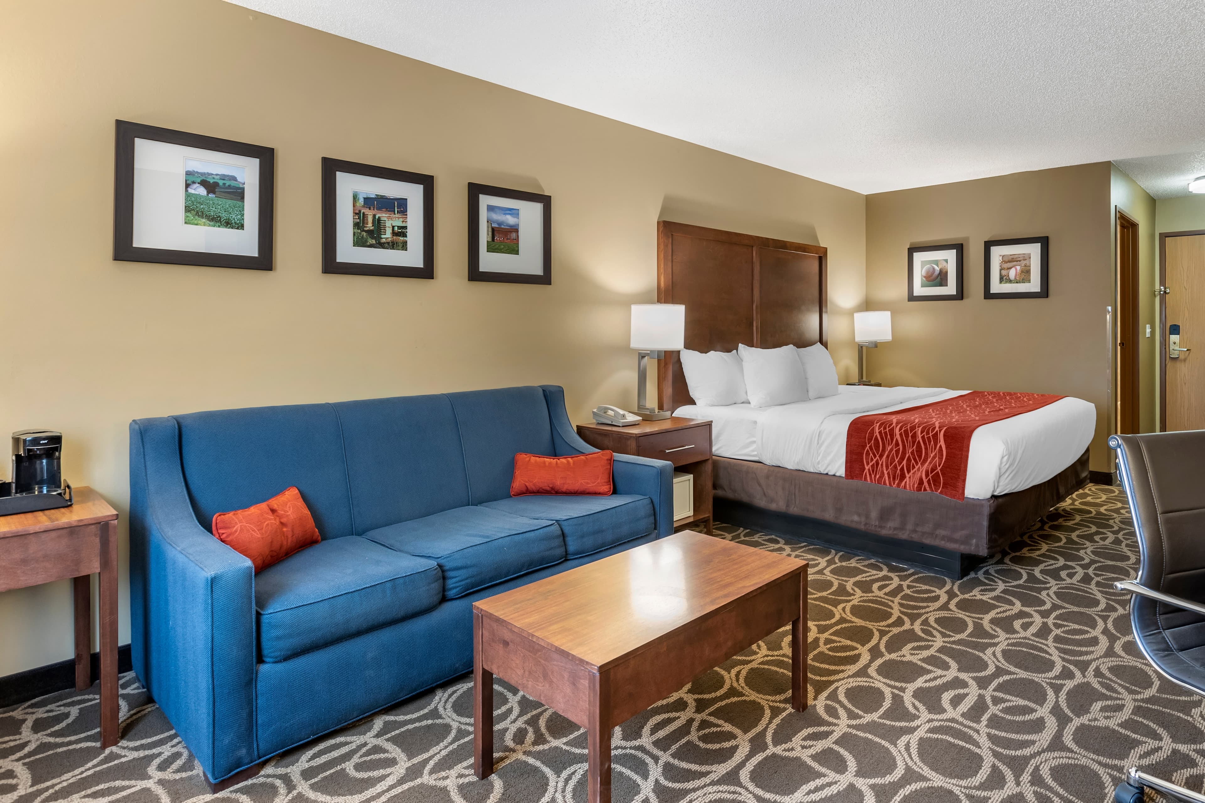 Comfort Inn Dyersville Near Field of Dreams - Image 4