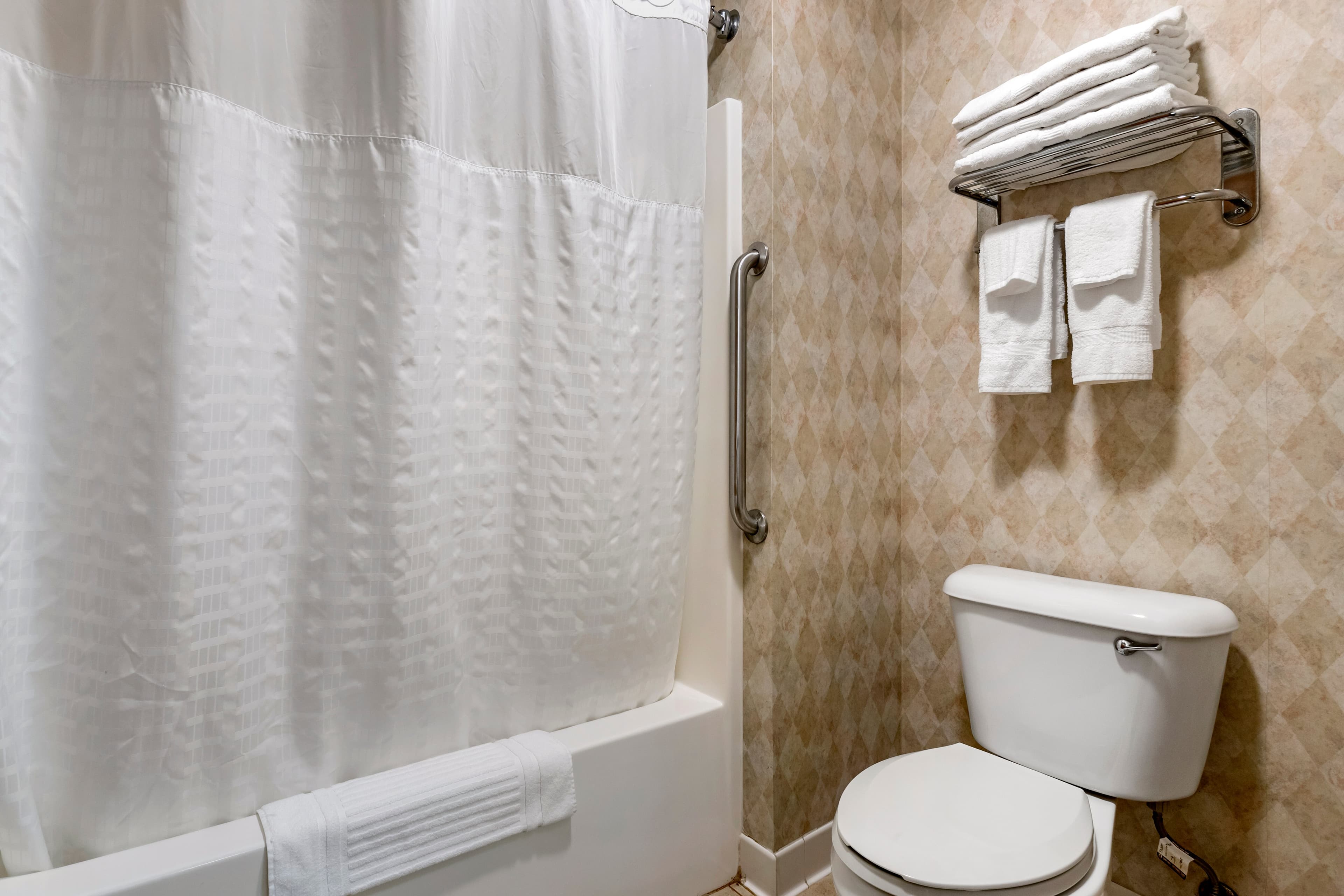 Comfort Inn Dyersville Near Field of Dreams — 9