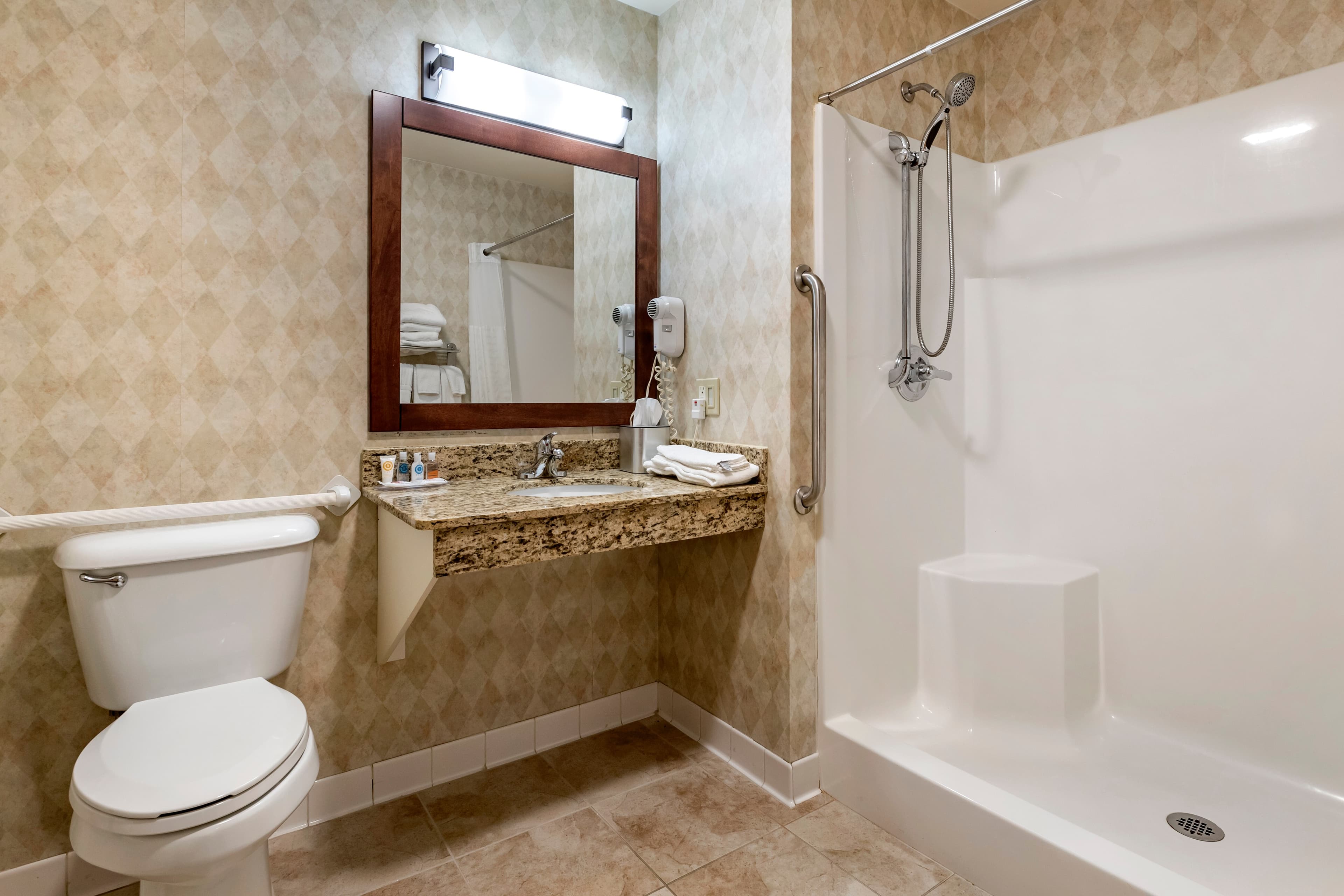 Comfort Inn Dyersville Near Field of Dreams - Image 2