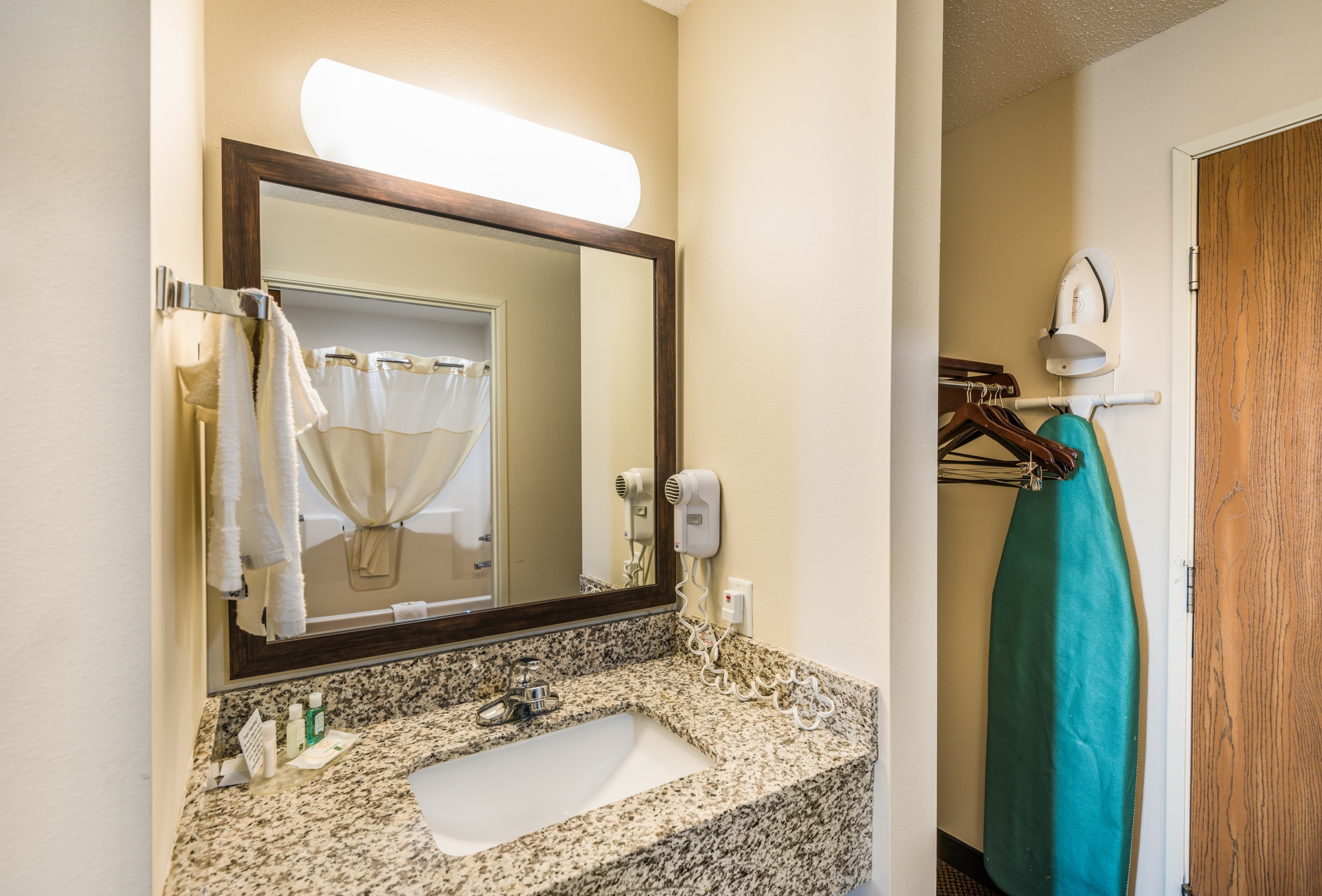 Quality Inn & Suites Eldridge Davenport North — 10