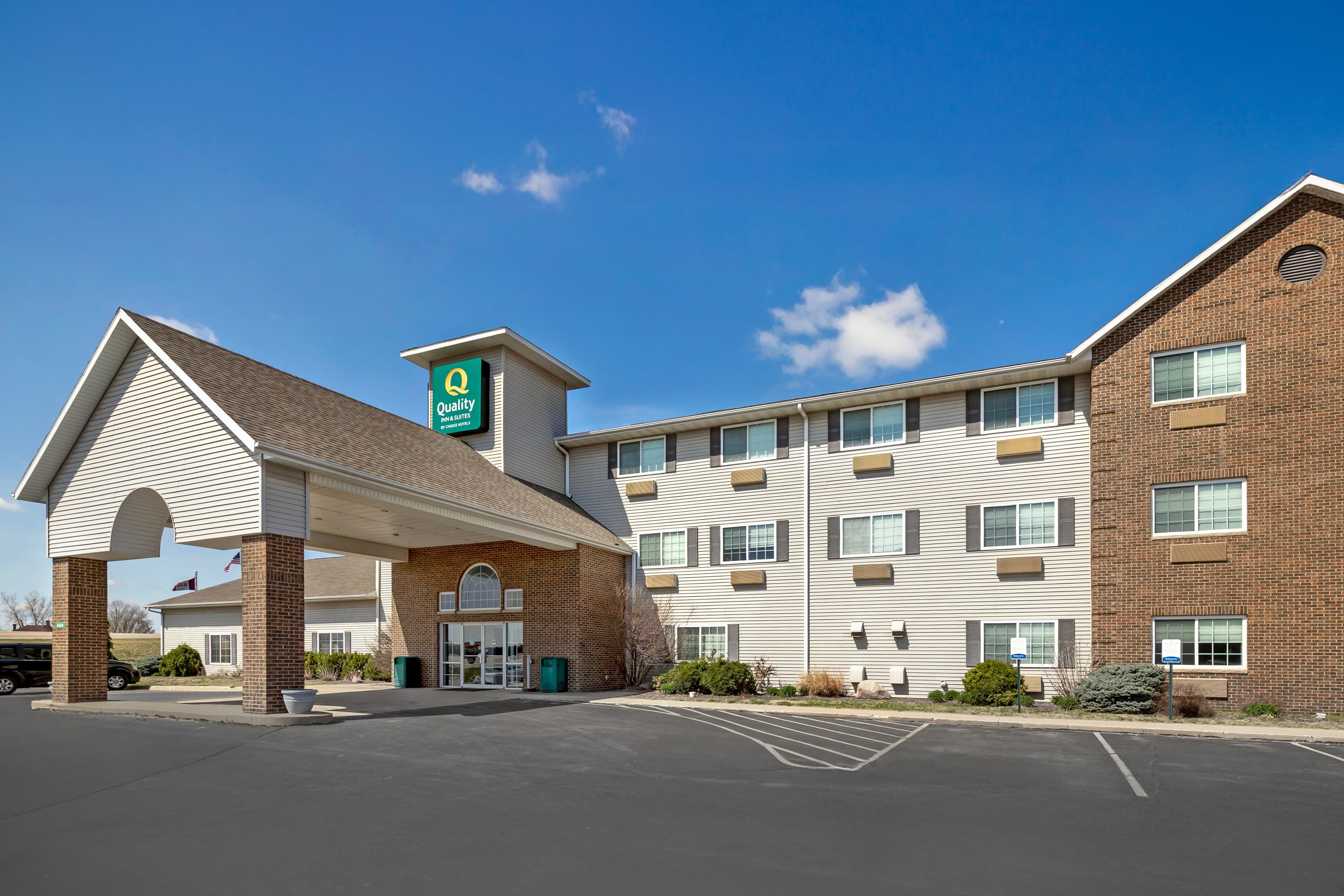 Quality Inn & Suites Fort Madison near Hwy 61 - Image 1