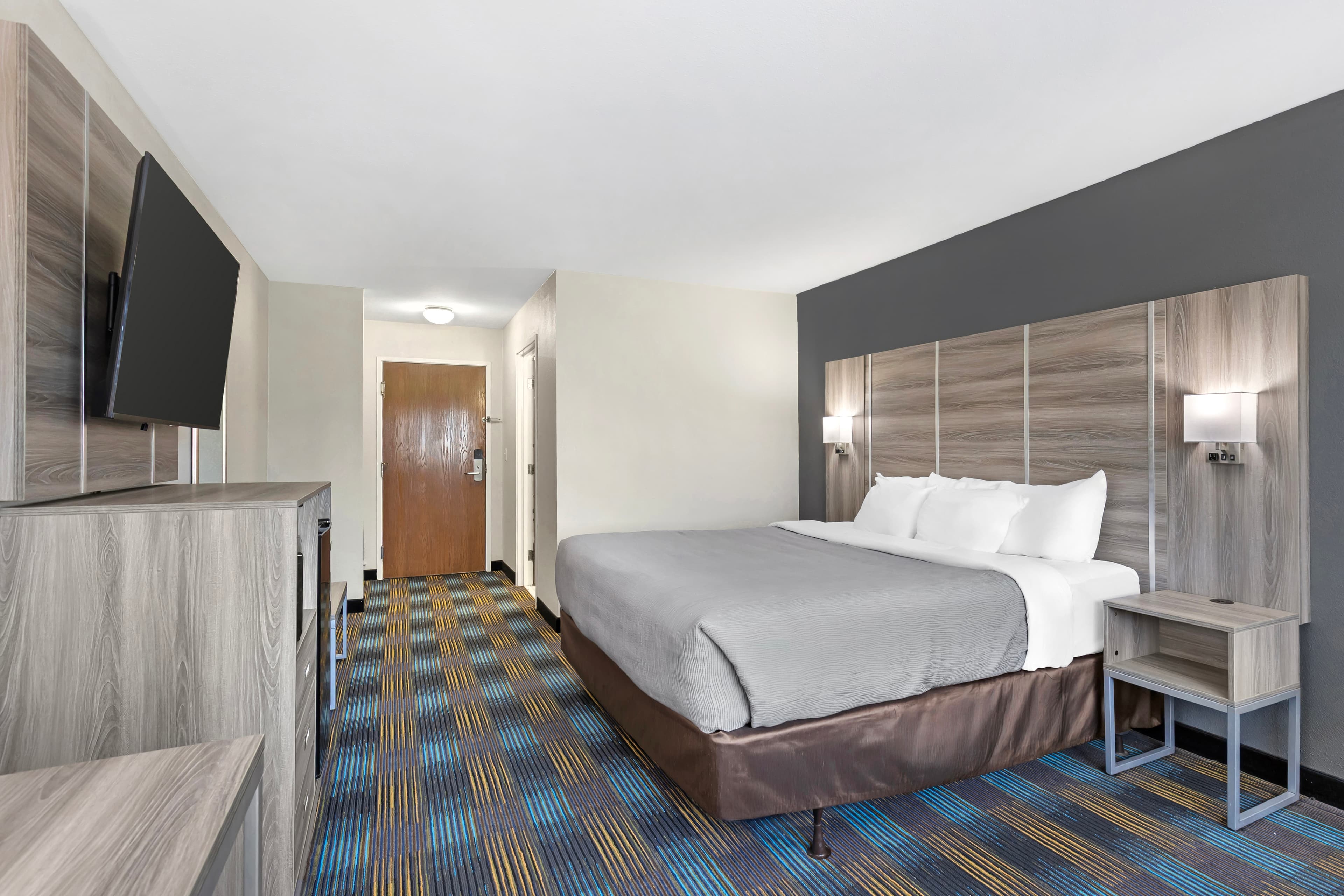 Quality Inn & Suites Fort Madison near Hwy 61 - Image 2