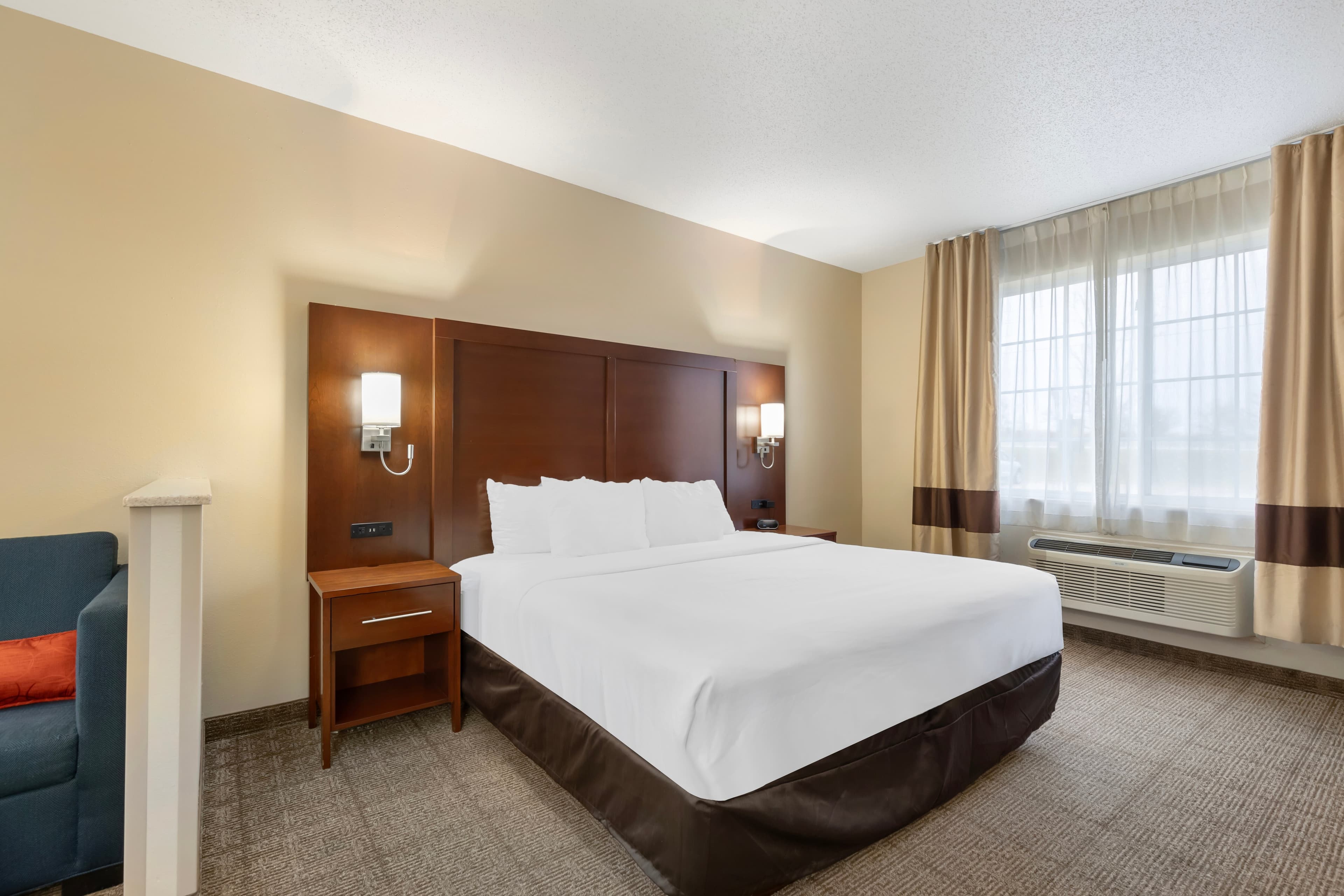 Comfort Suites Cedar Falls Industrial Park - Image 3