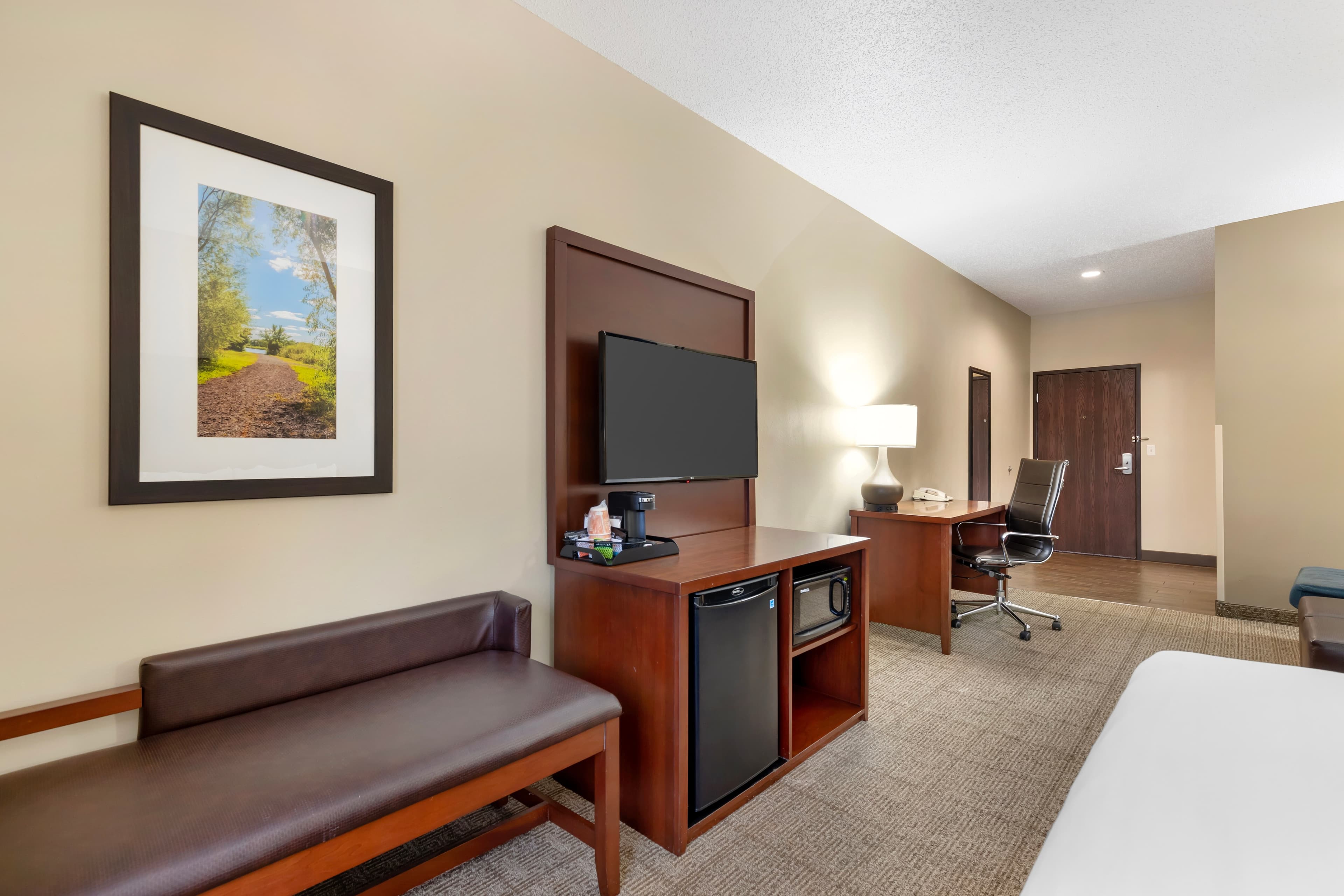 Comfort Suites Cedar Falls Industrial Park - Image 4