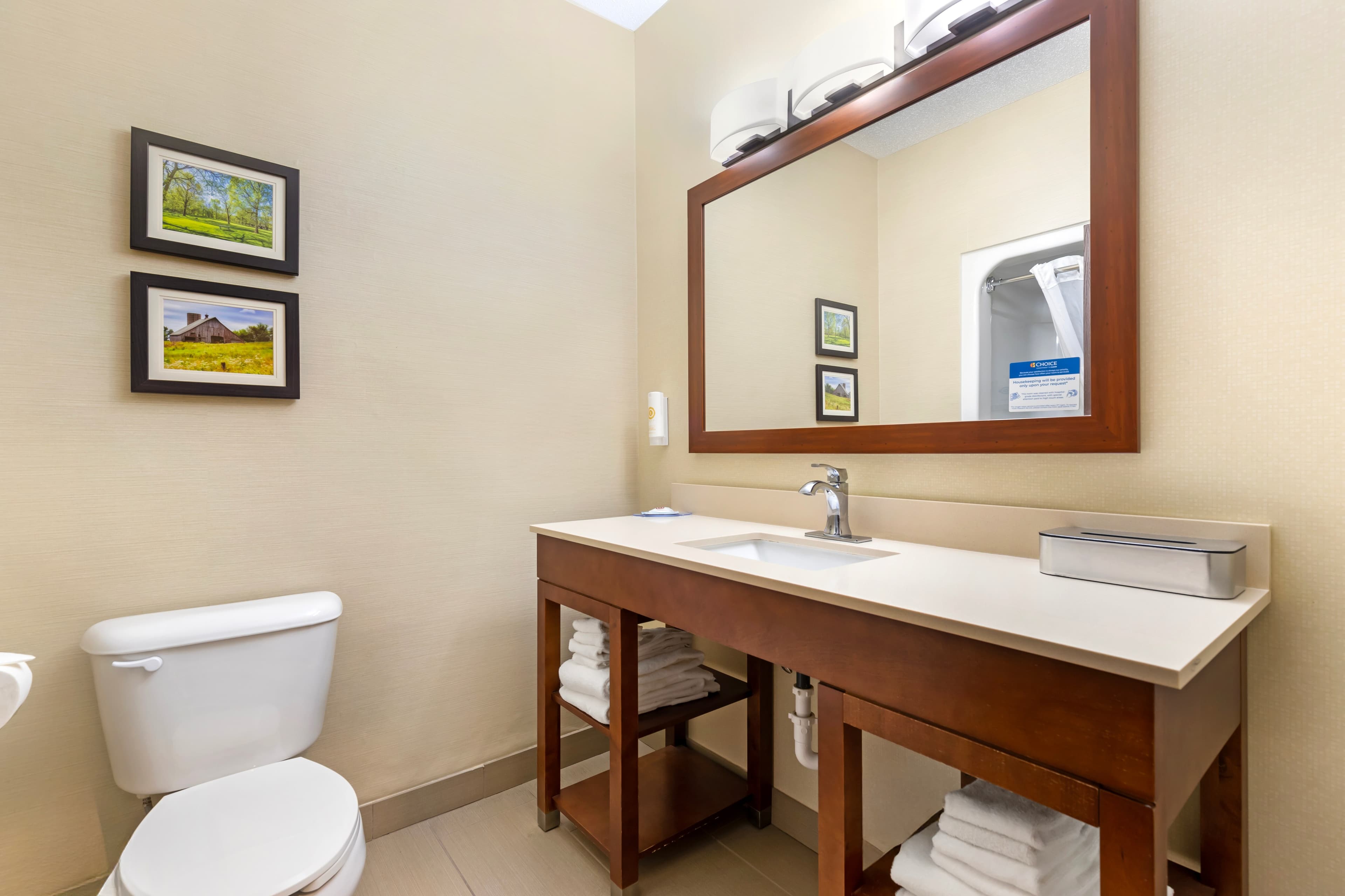 Comfort Suites Cedar Falls Industrial Park - Image 5