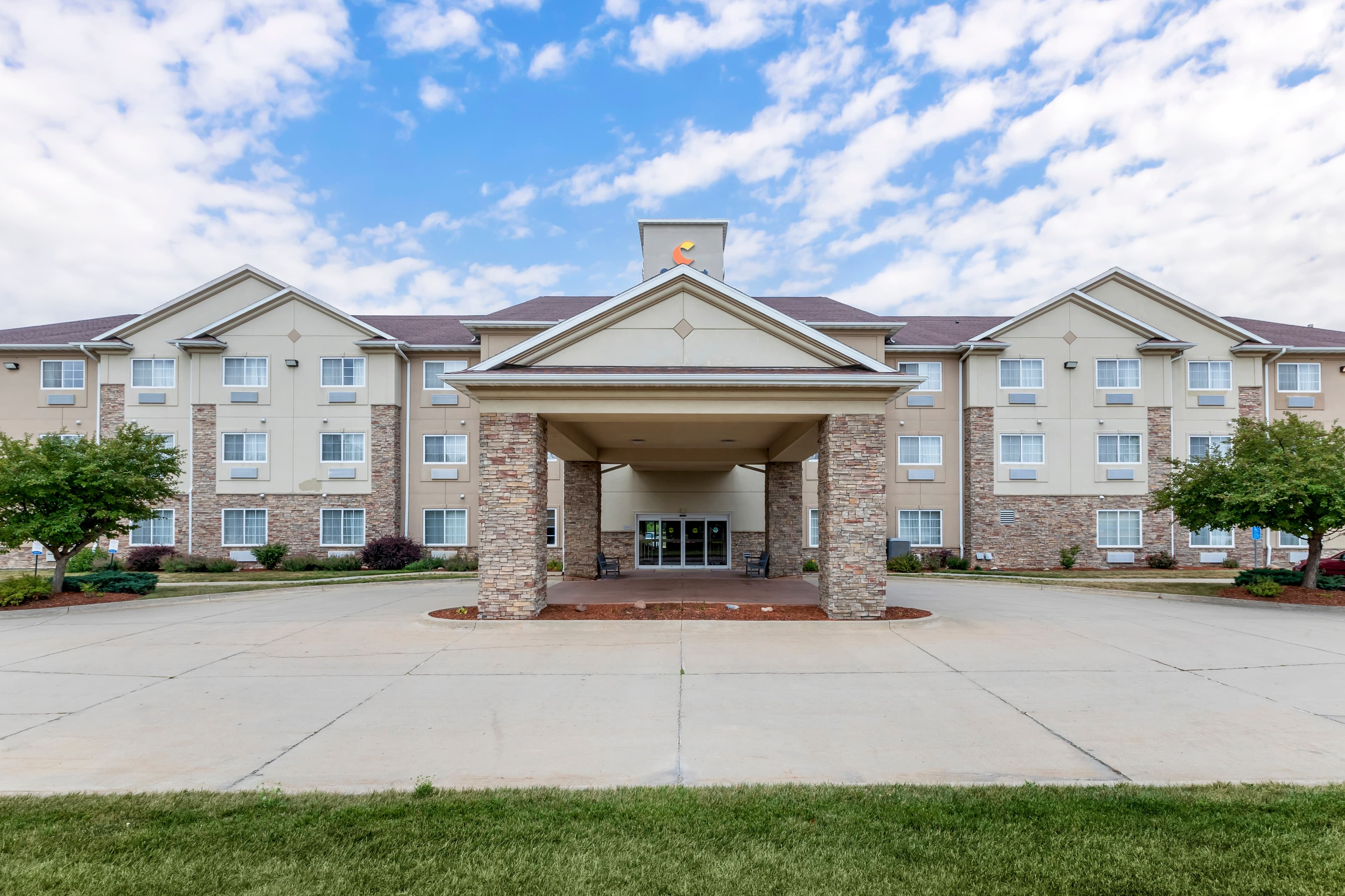 Comfort Suites Cedar Falls Industrial Park - Image 1