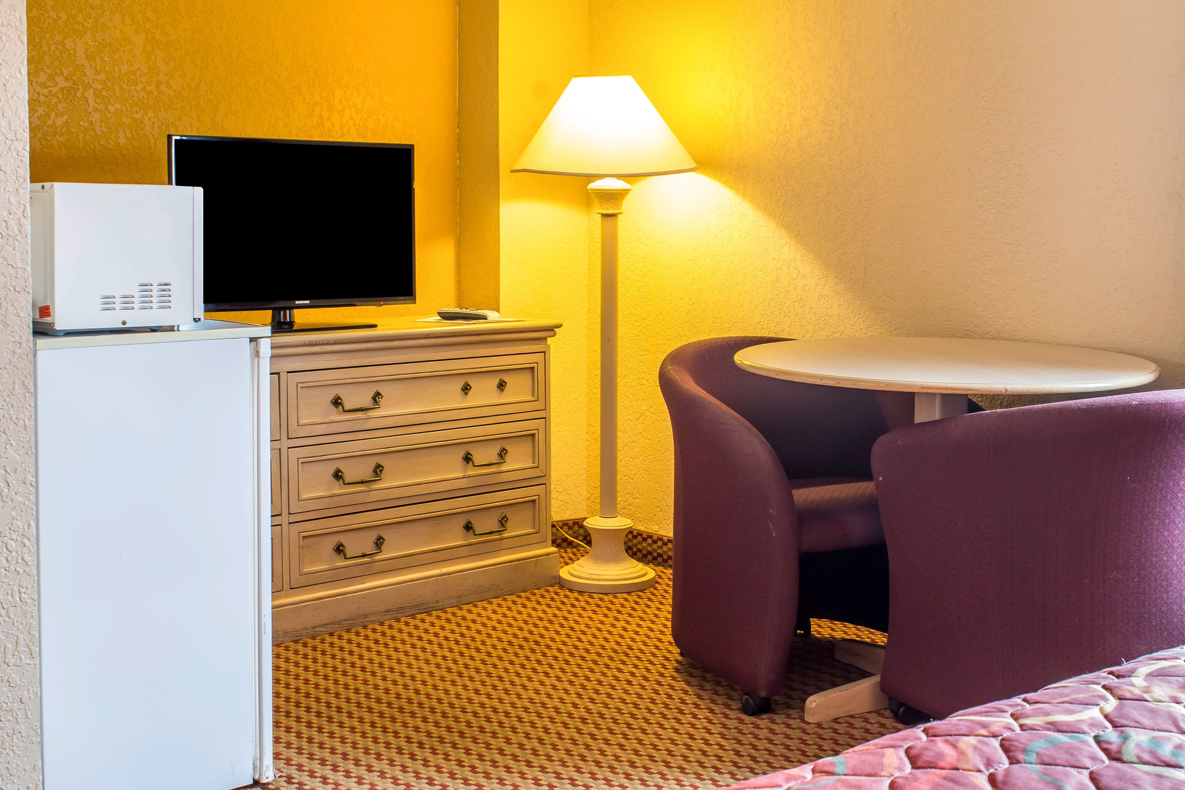 Econo Lodge Inn & Suites Walnut — 10