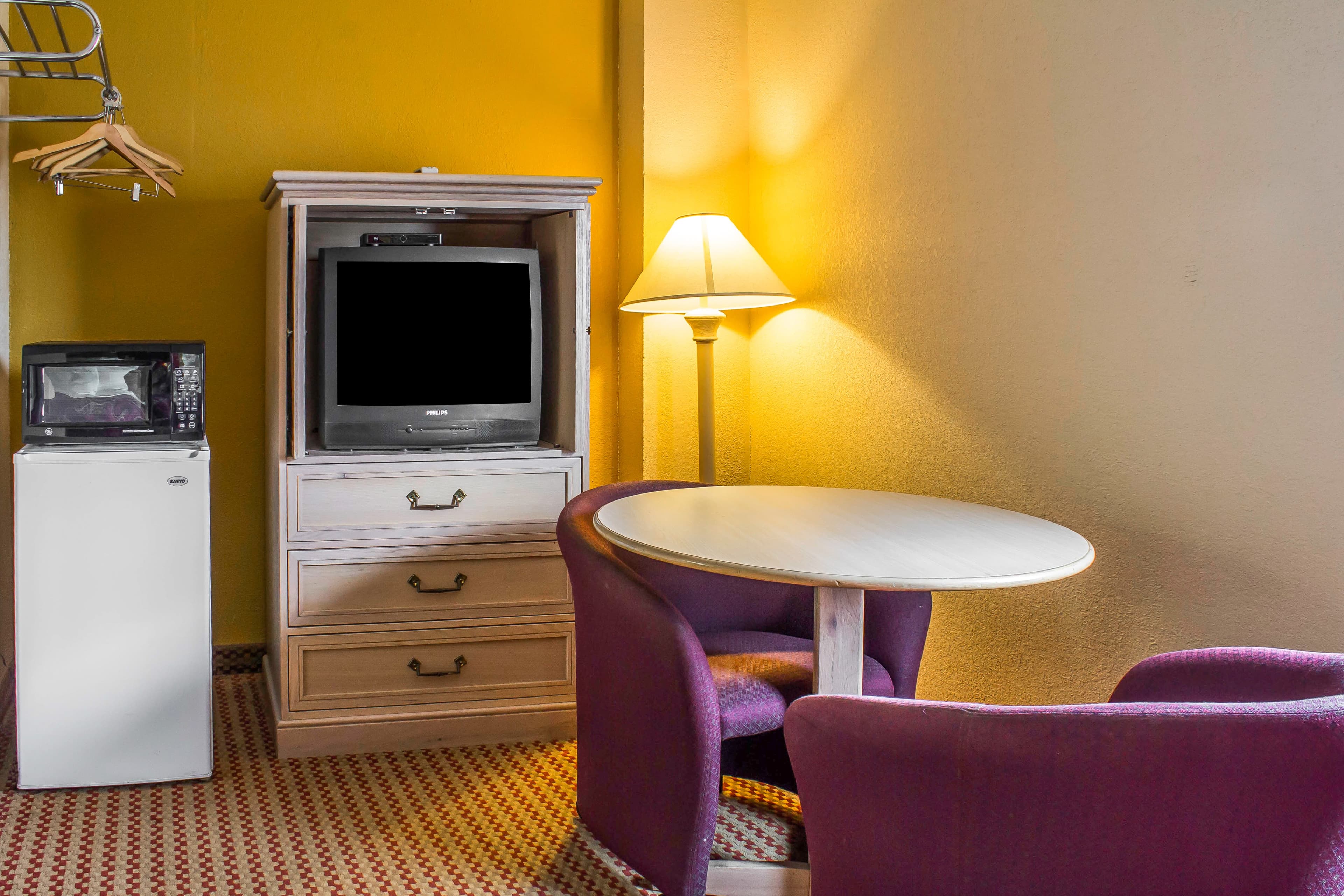 Econo Lodge Inn & Suites Walnut - Image 4