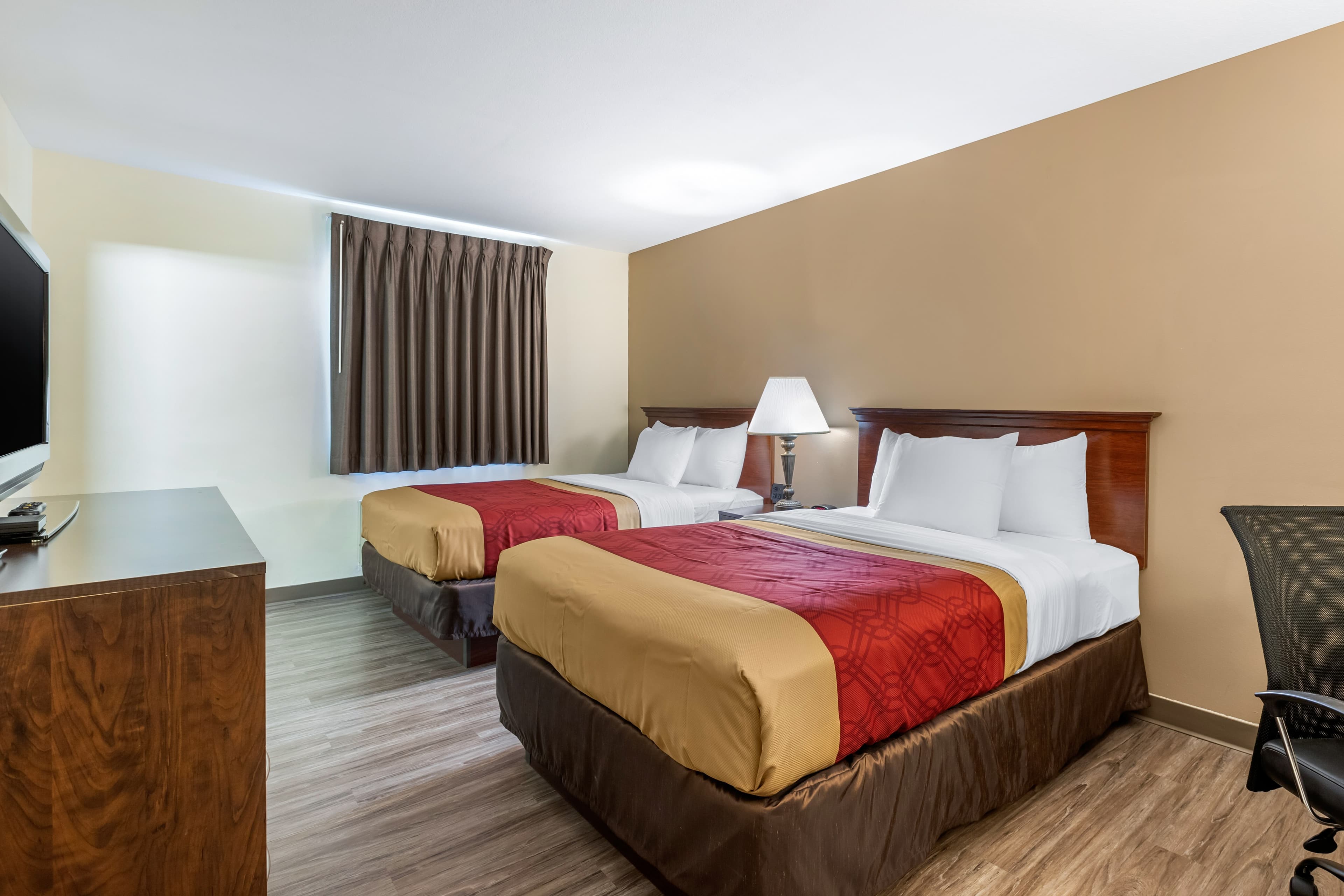 Econo Lodge Inn & Suites Des Moines Fairgrounds Area - Image 2