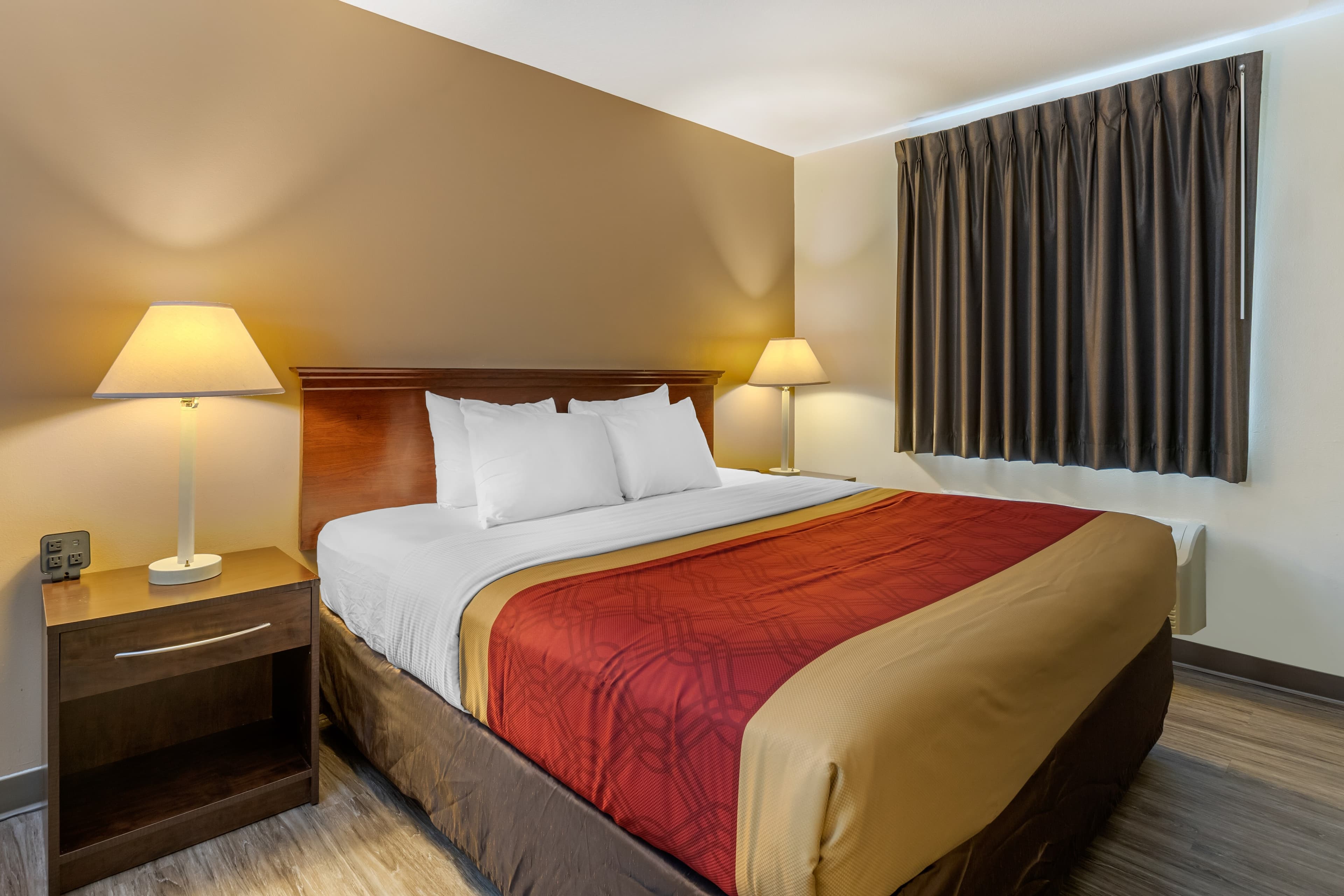 Econo Lodge Inn & Suites Des Moines Fairgrounds Area — 8