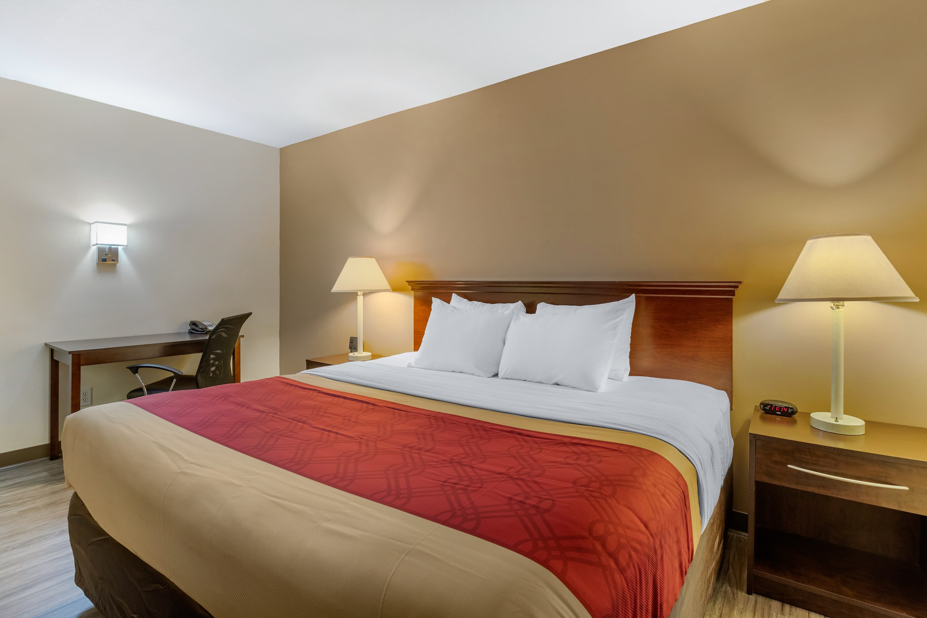 Econo Lodge Inn & Suites Des Moines Fairgrounds Area — 11