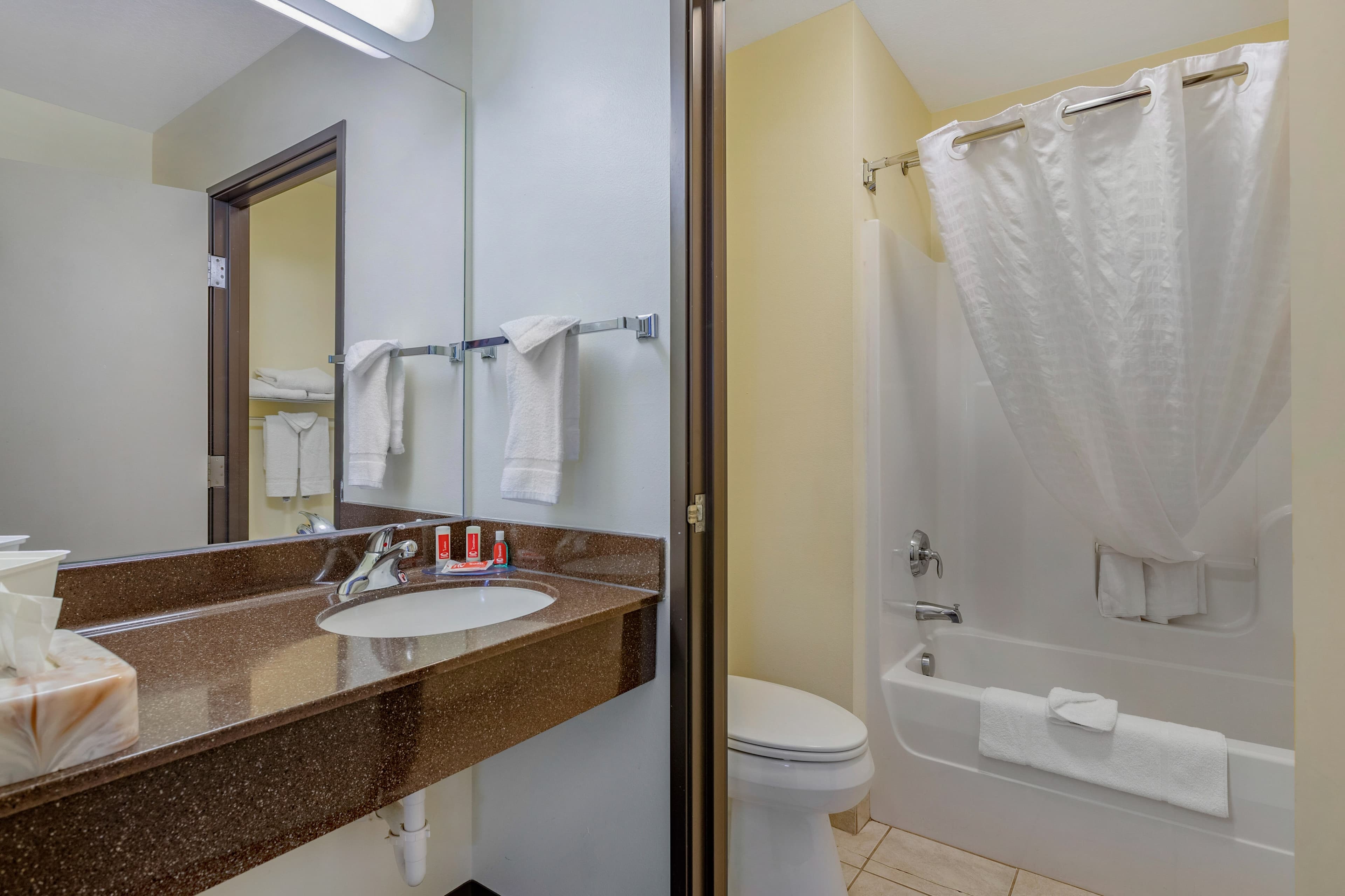 Econo Lodge Inn & Suites Des Moines Fairgrounds Area — 27