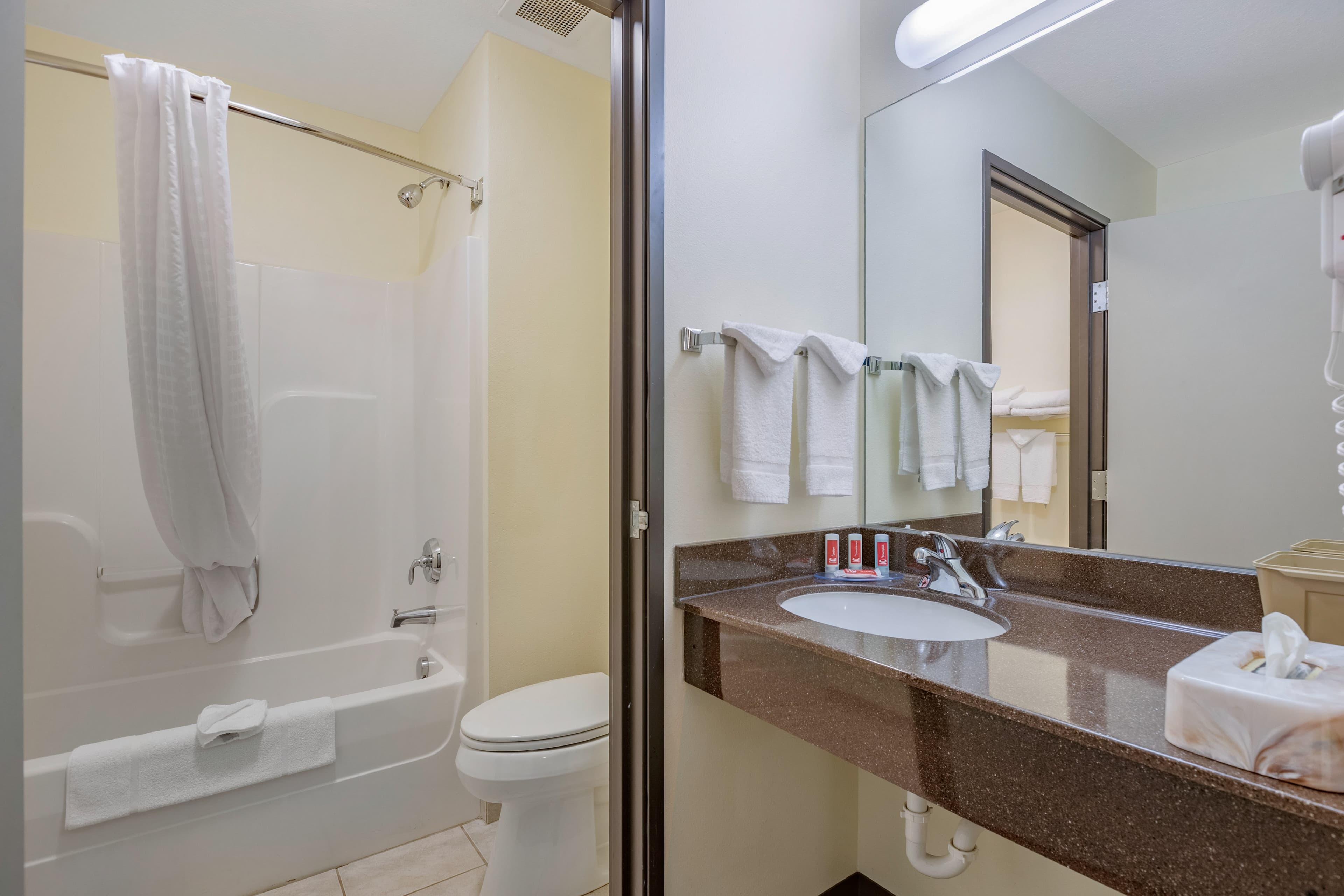 Econo Lodge Inn & Suites Des Moines Fairgrounds Area — 33