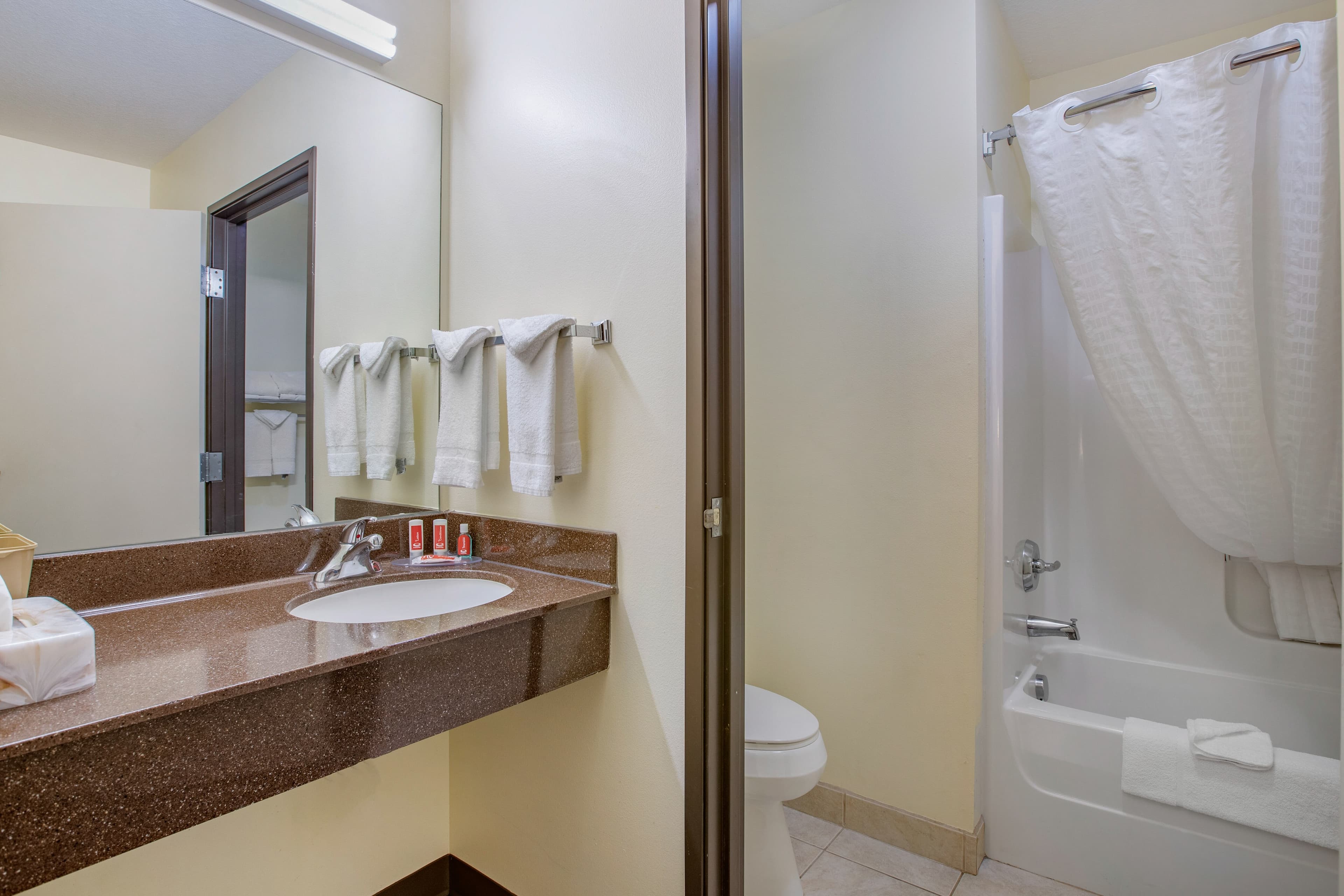 Econo Lodge Inn & Suites Des Moines Fairgrounds Area — 22