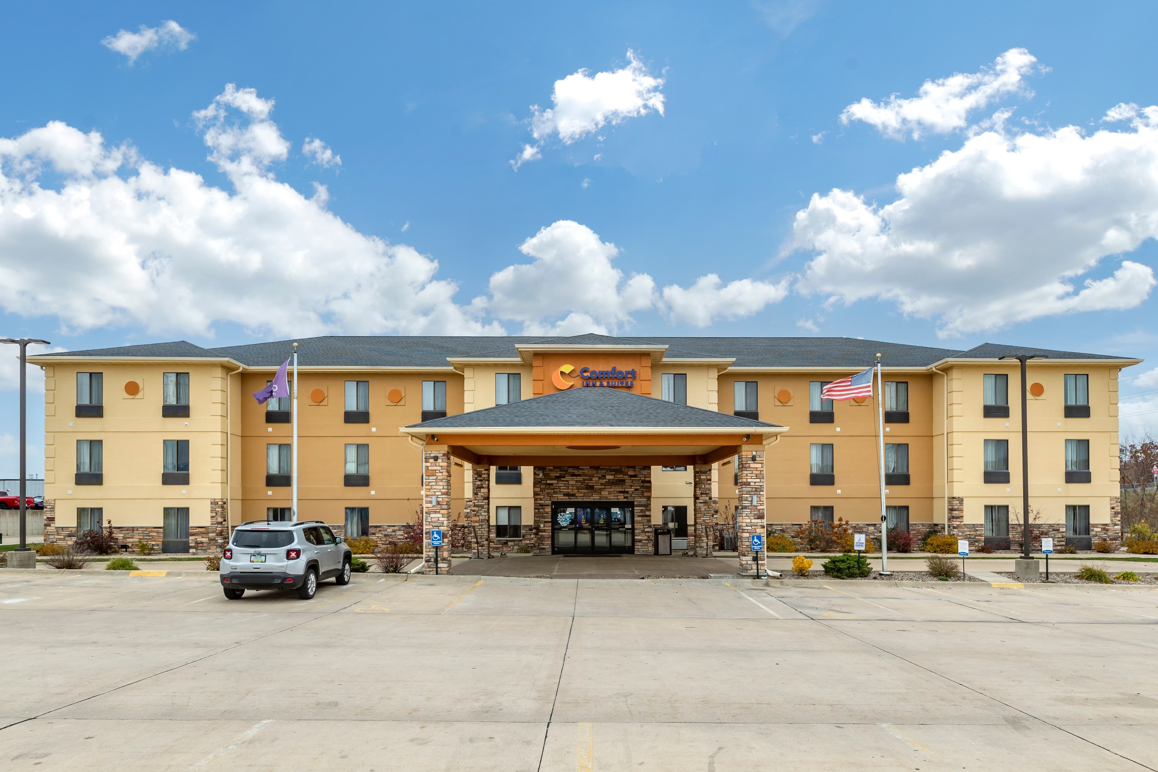 Comfort Inn & Suites Cedar Rapids North - Collins Road - Image 1