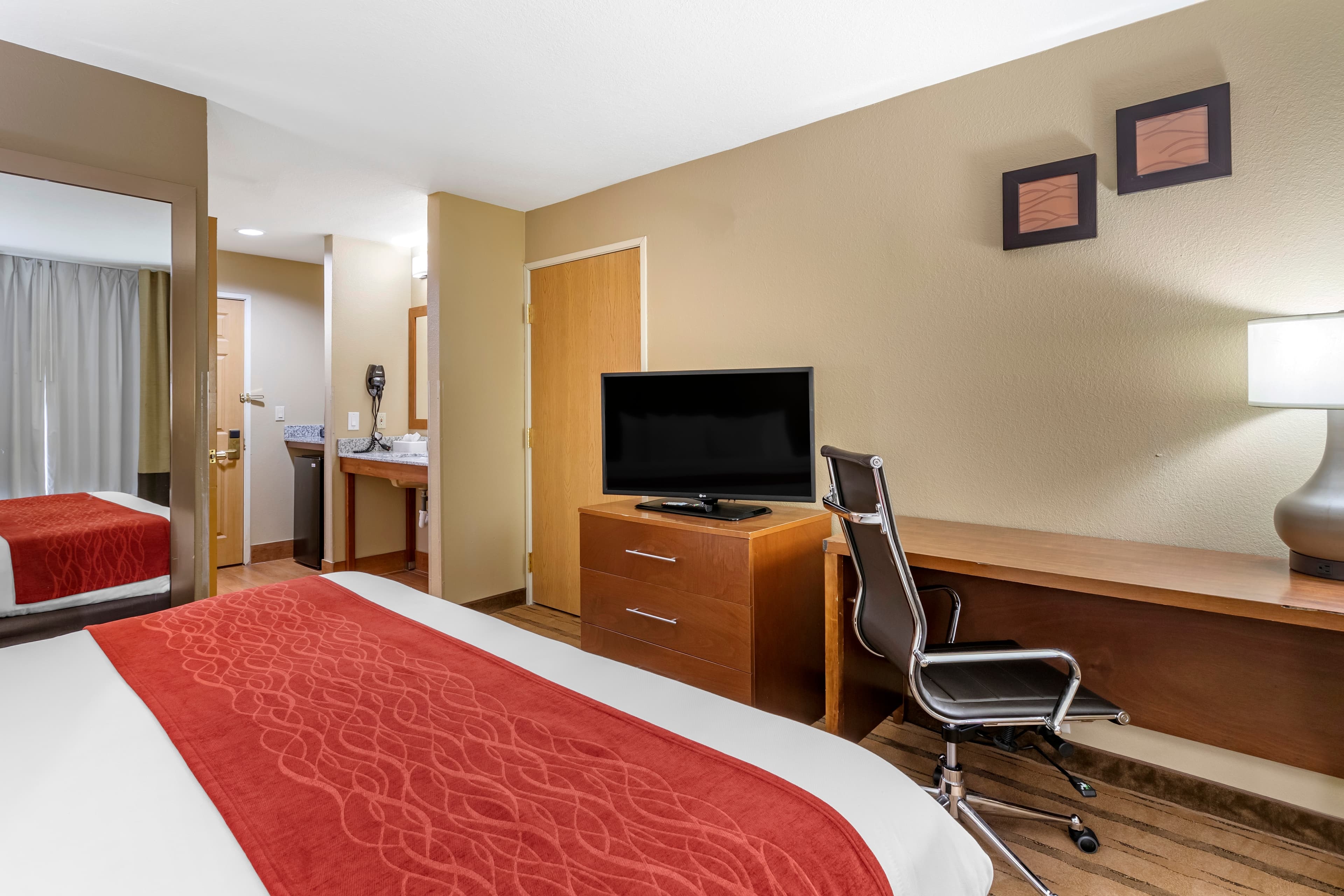 Comfort Inn & Suites Cedar Rapids North - Collins Road - Image 3