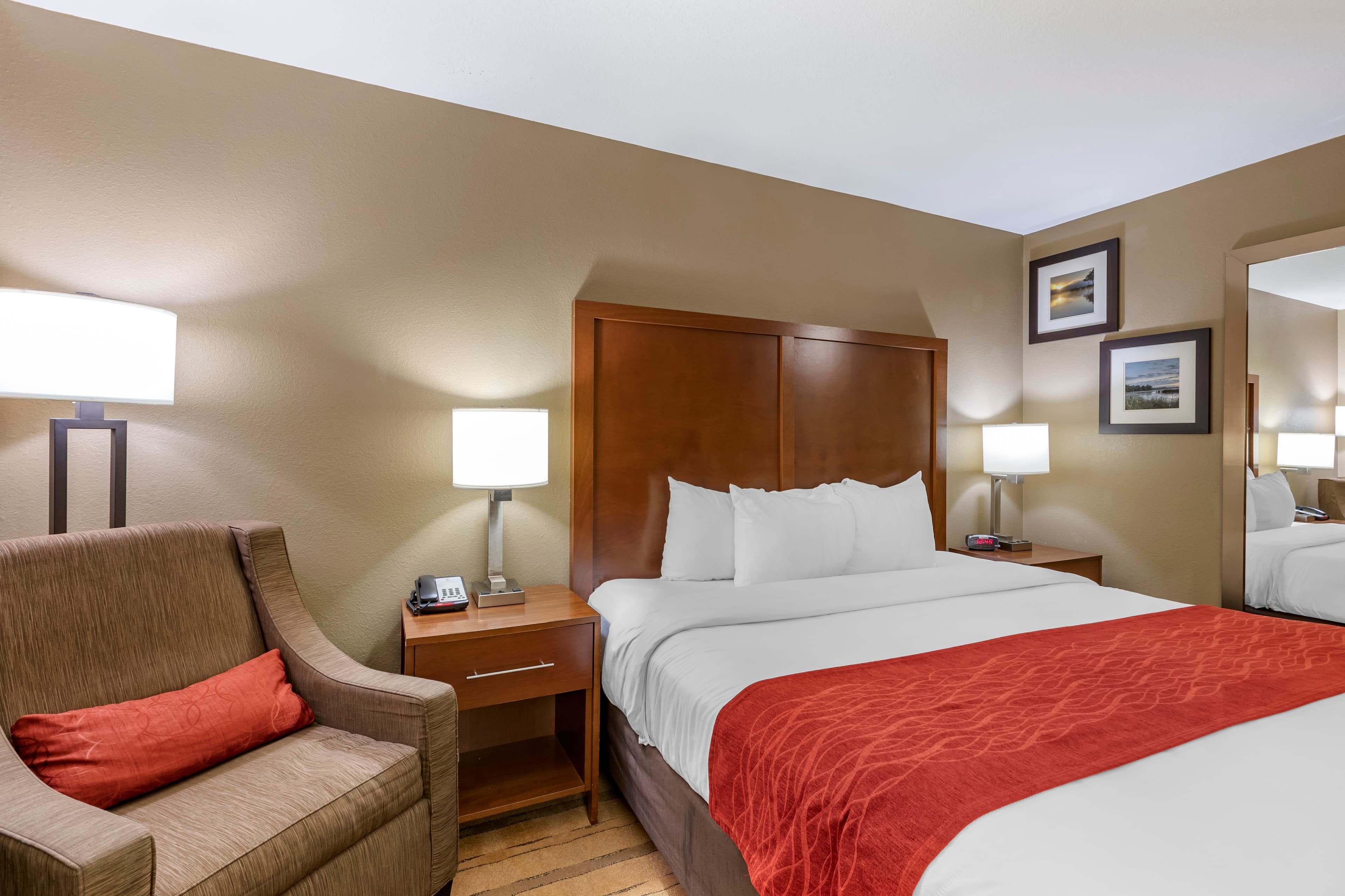 Comfort Inn & Suites Cedar Rapids North - Collins Road - Image 4