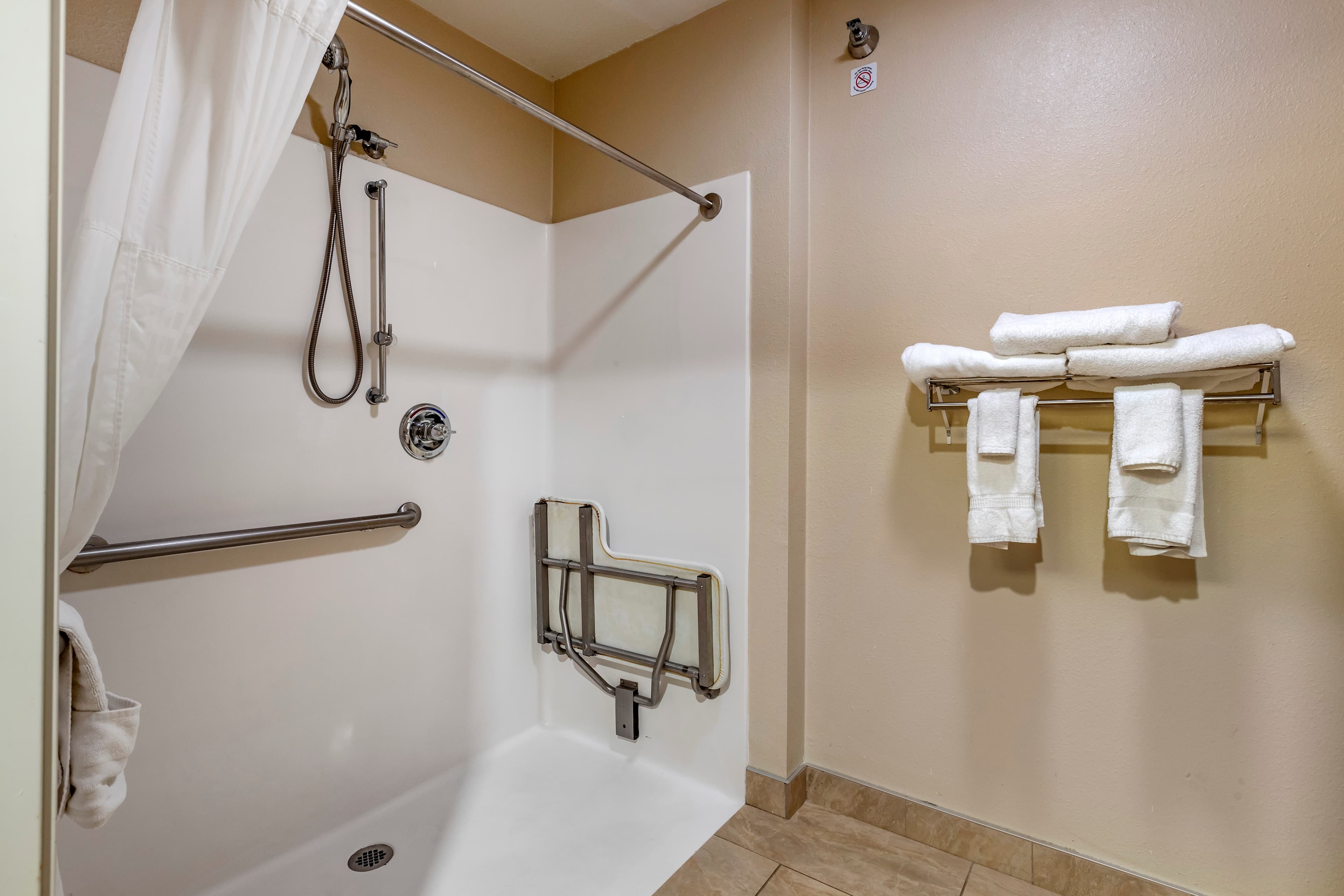 Comfort Inn & Suites Cedar Rapids North - Collins Road - Image 5