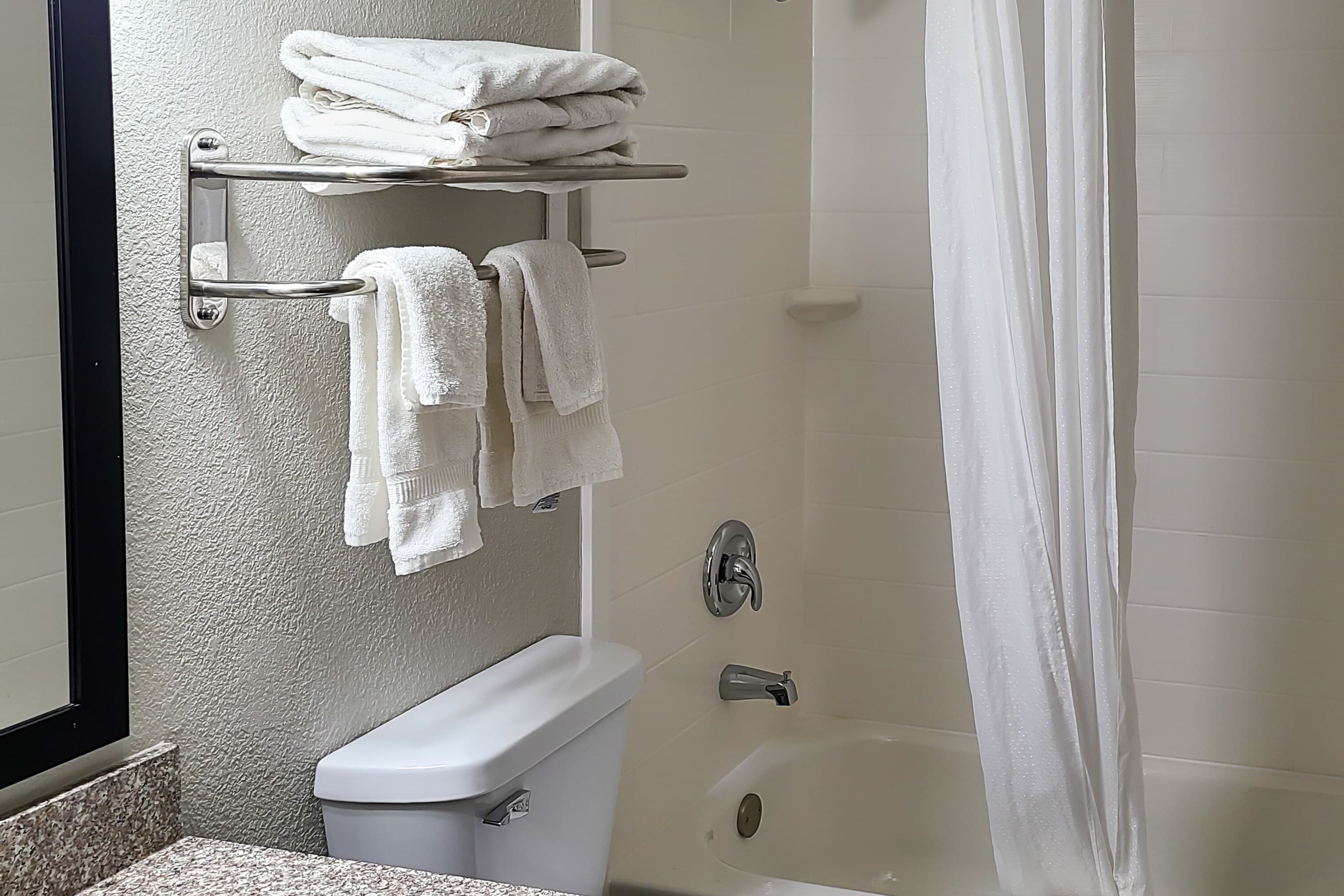 Clarion Pointe Bettendorf - Quad Cities — 13