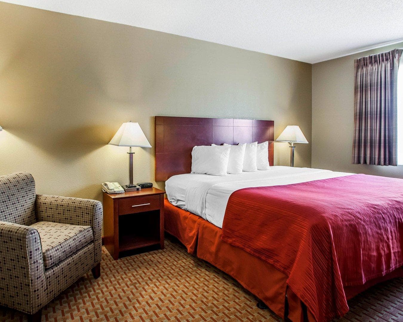 Quality Inn & Suites Davenport near I-80 - Image 2