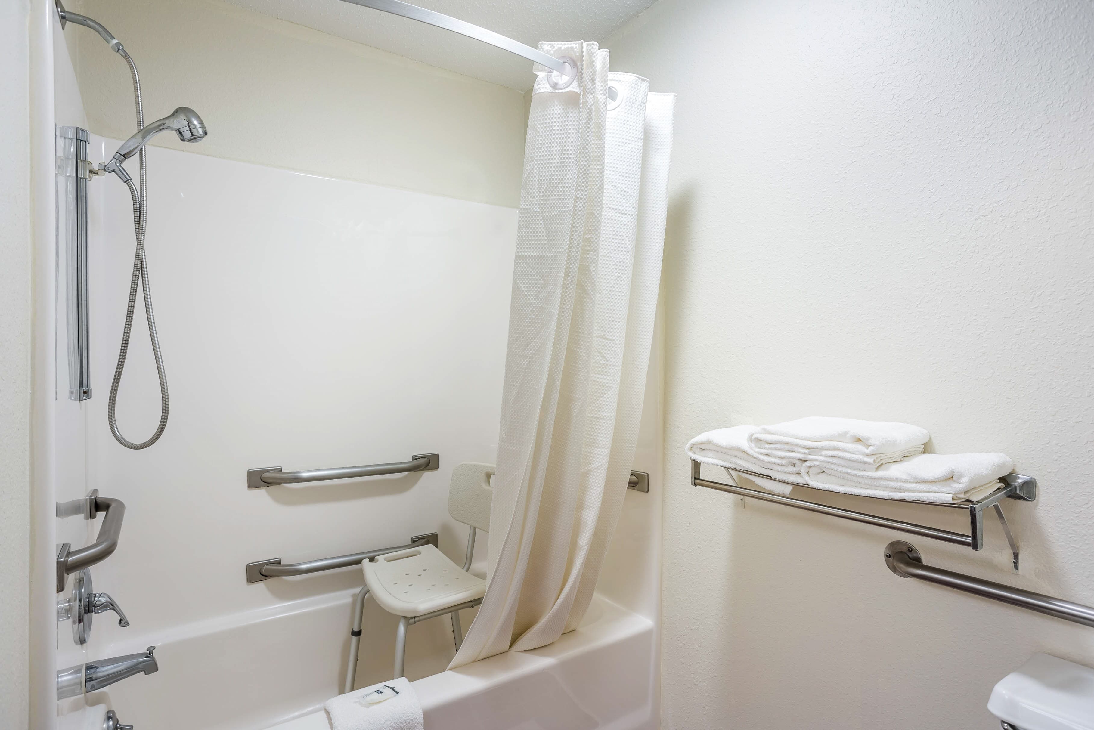 Rodeway Inn Cedar Rapids Westdale - Image 3