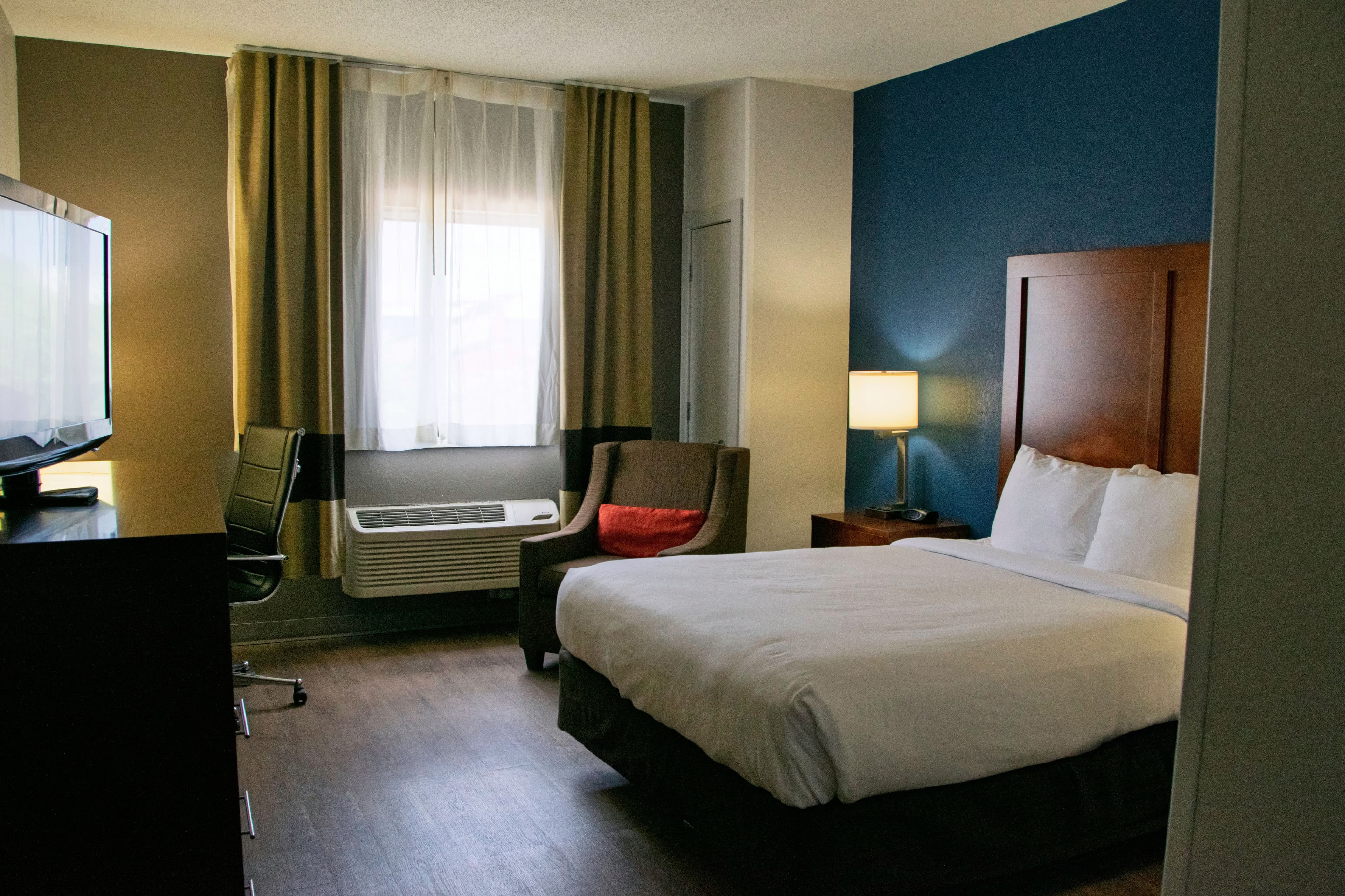 Comfort Inn & Suites Coralville - Iowa City near Iowa River Landing - Image 2