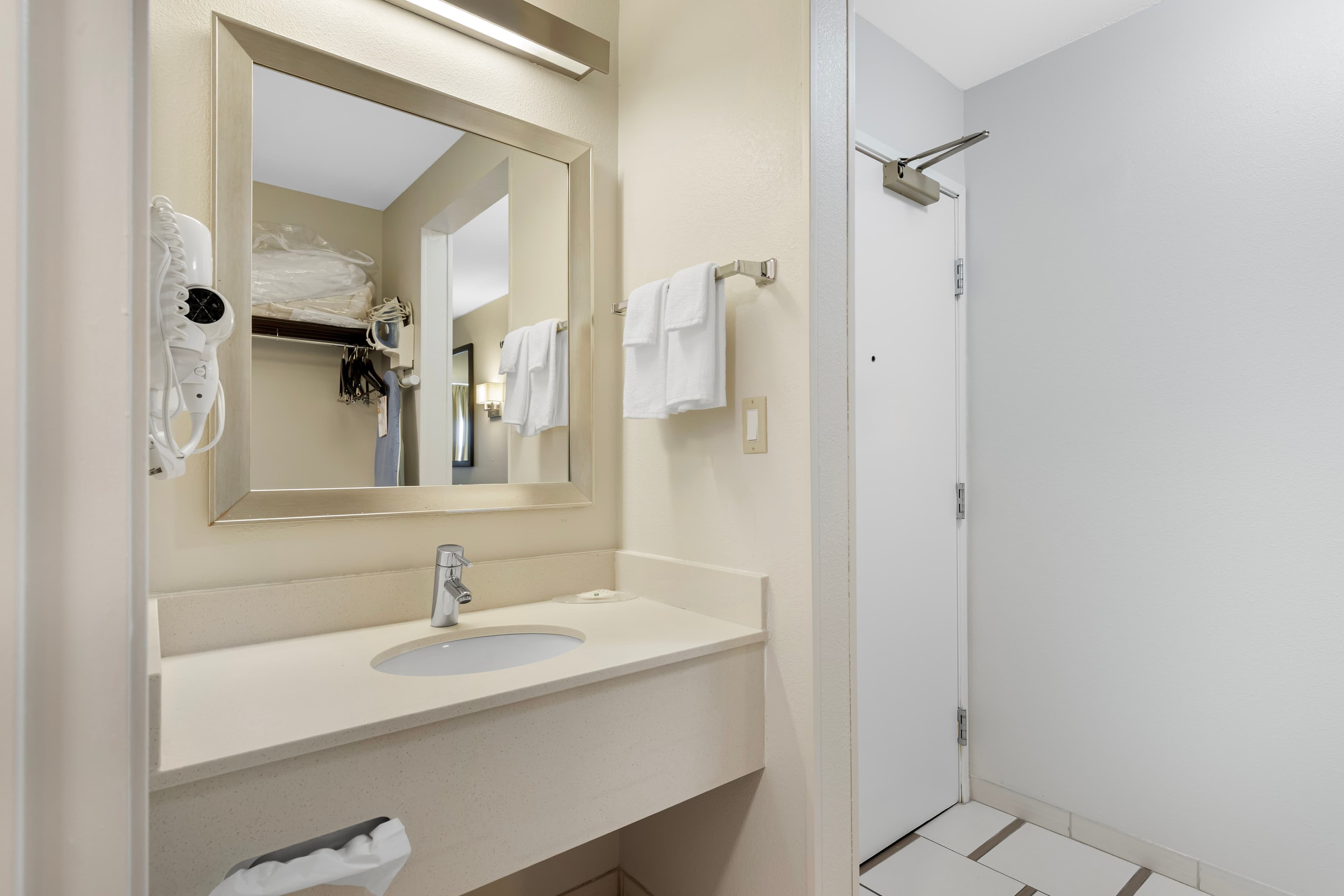 Quality Inn & Suites Keokuk North - Image 2
