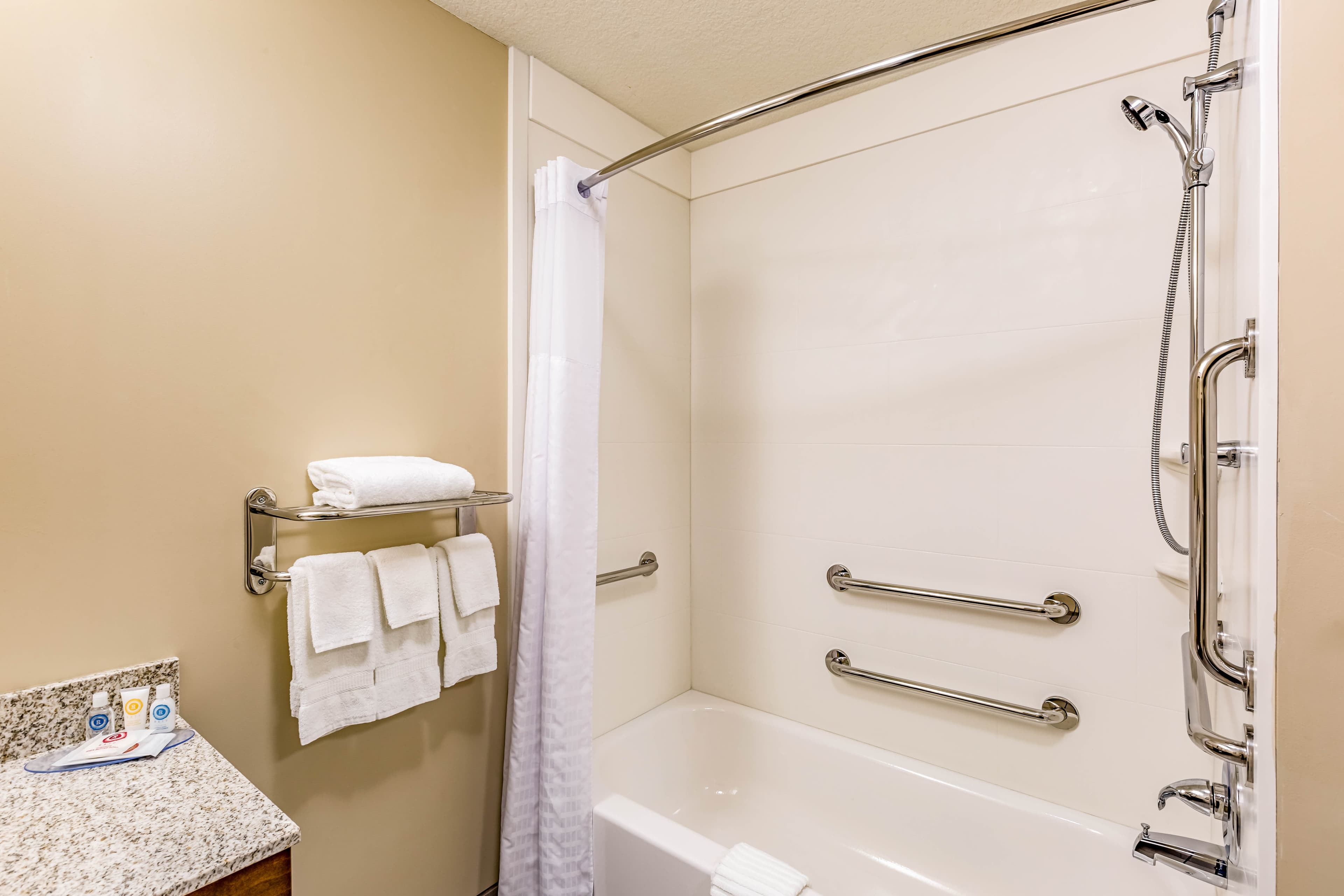 Comfort Inn Altoona-Des Moines - Image 4