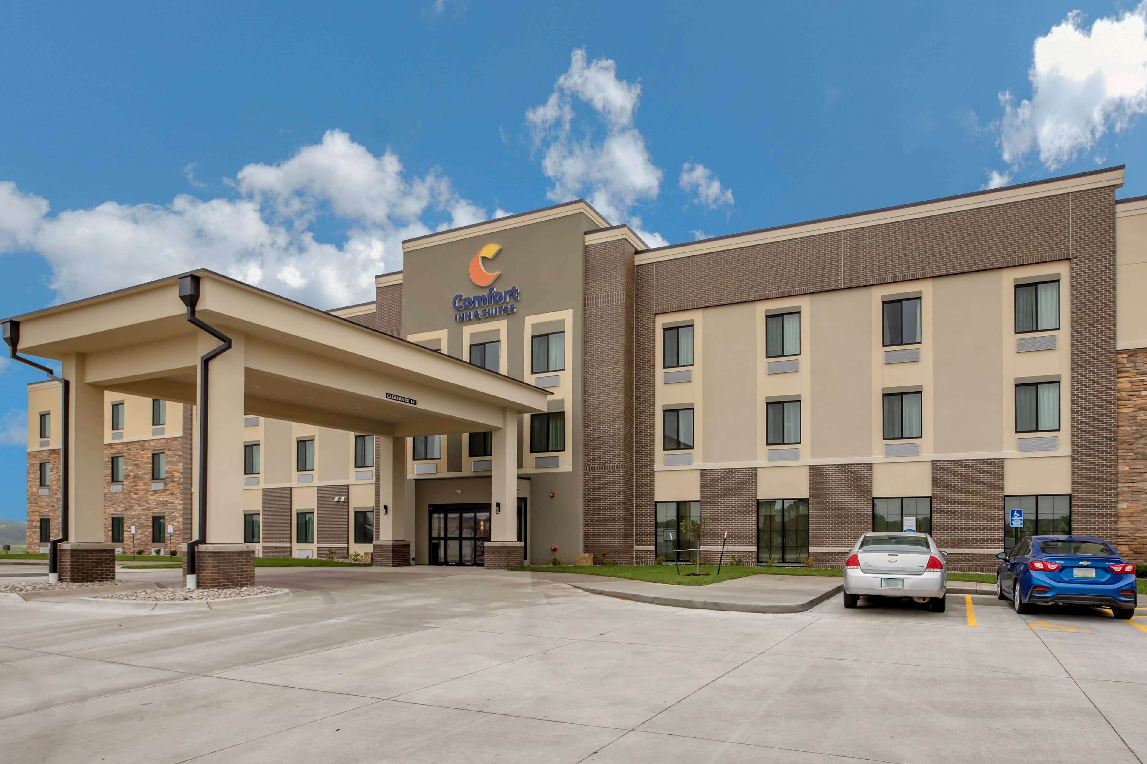 Comfort Inn & Suites Ames near ISU Campus - Image 1