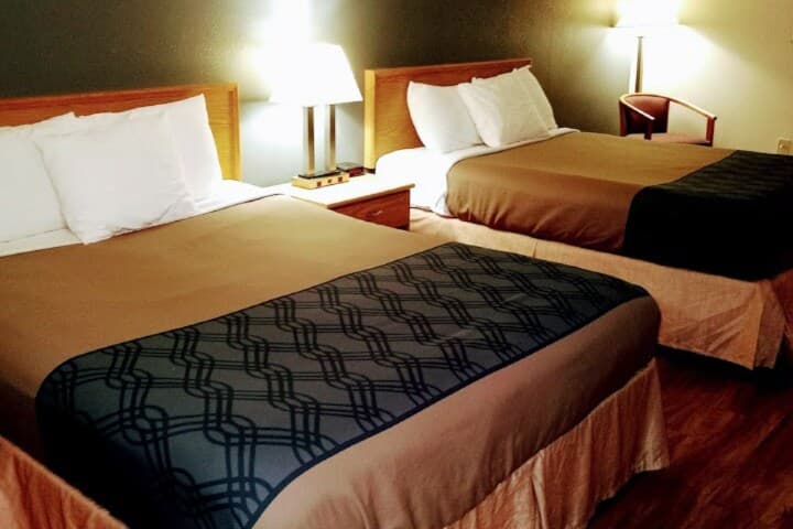 Econo Lodge Maquoketa — 10