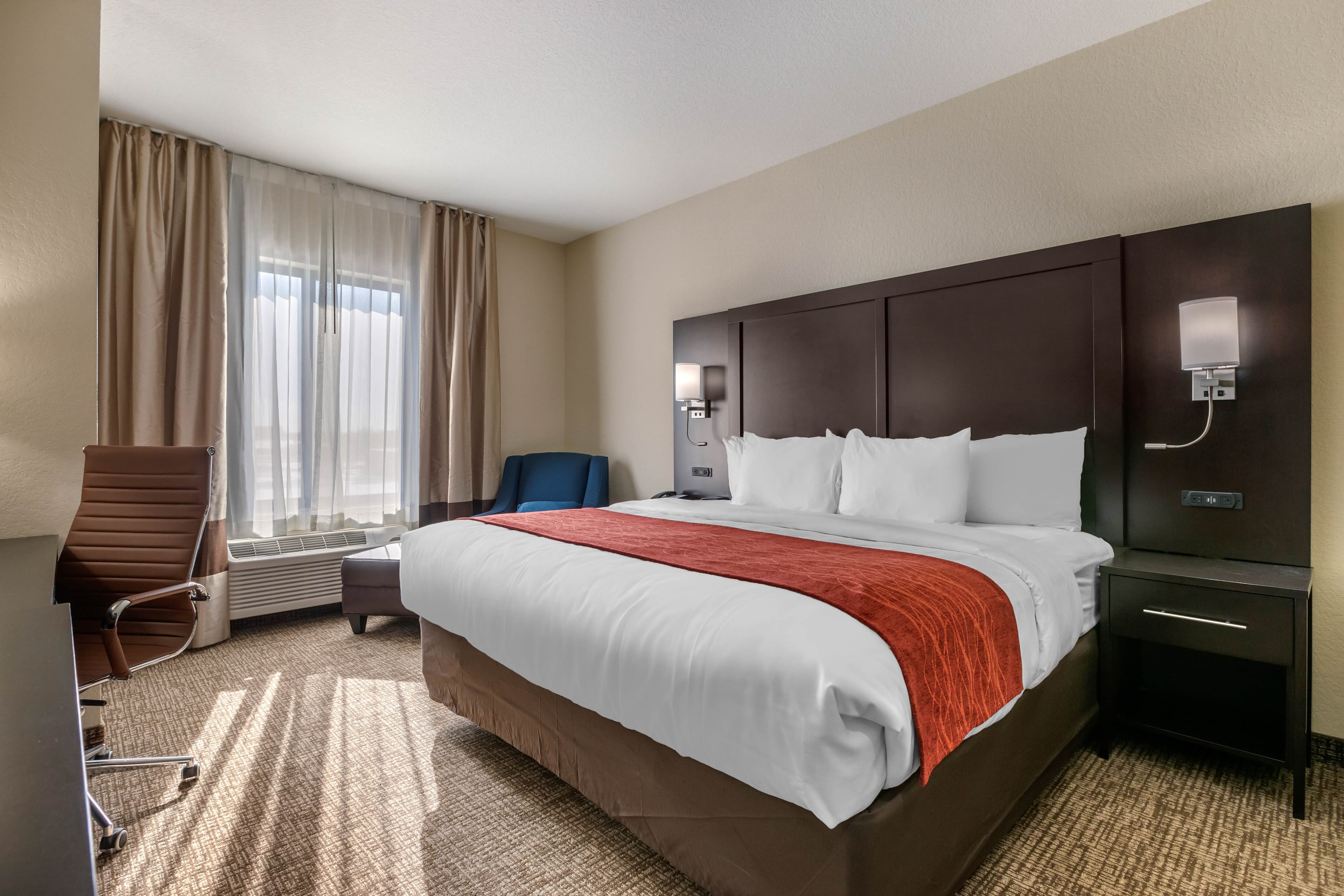 Comfort Inn & Suites Cedar Rapids CID Eastern Iowa Airport - Image 1