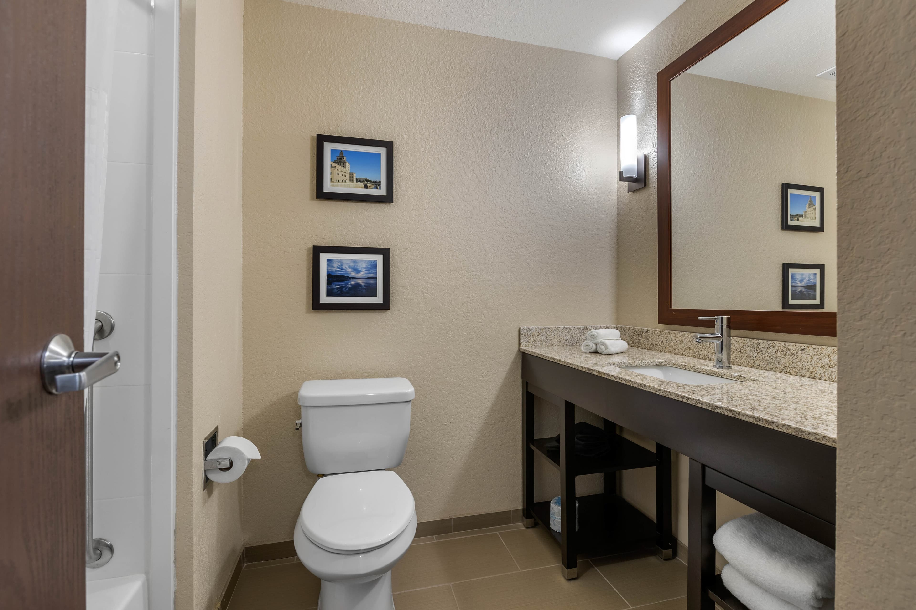 Comfort Inn & Suites Cedar Rapids CID Eastern Iowa Airport — 29