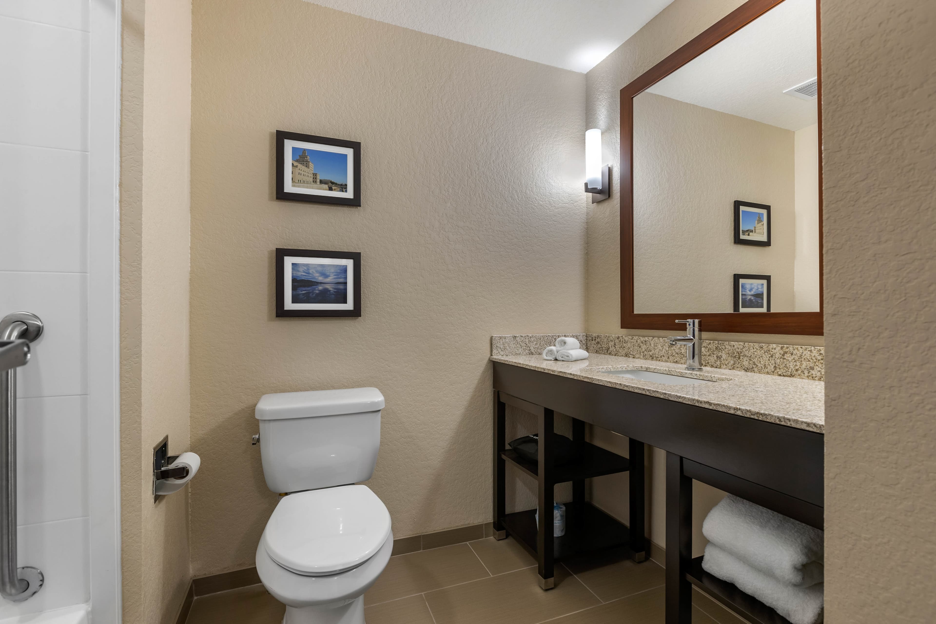 Comfort Inn & Suites Cedar Rapids CID Eastern Iowa Airport — 34