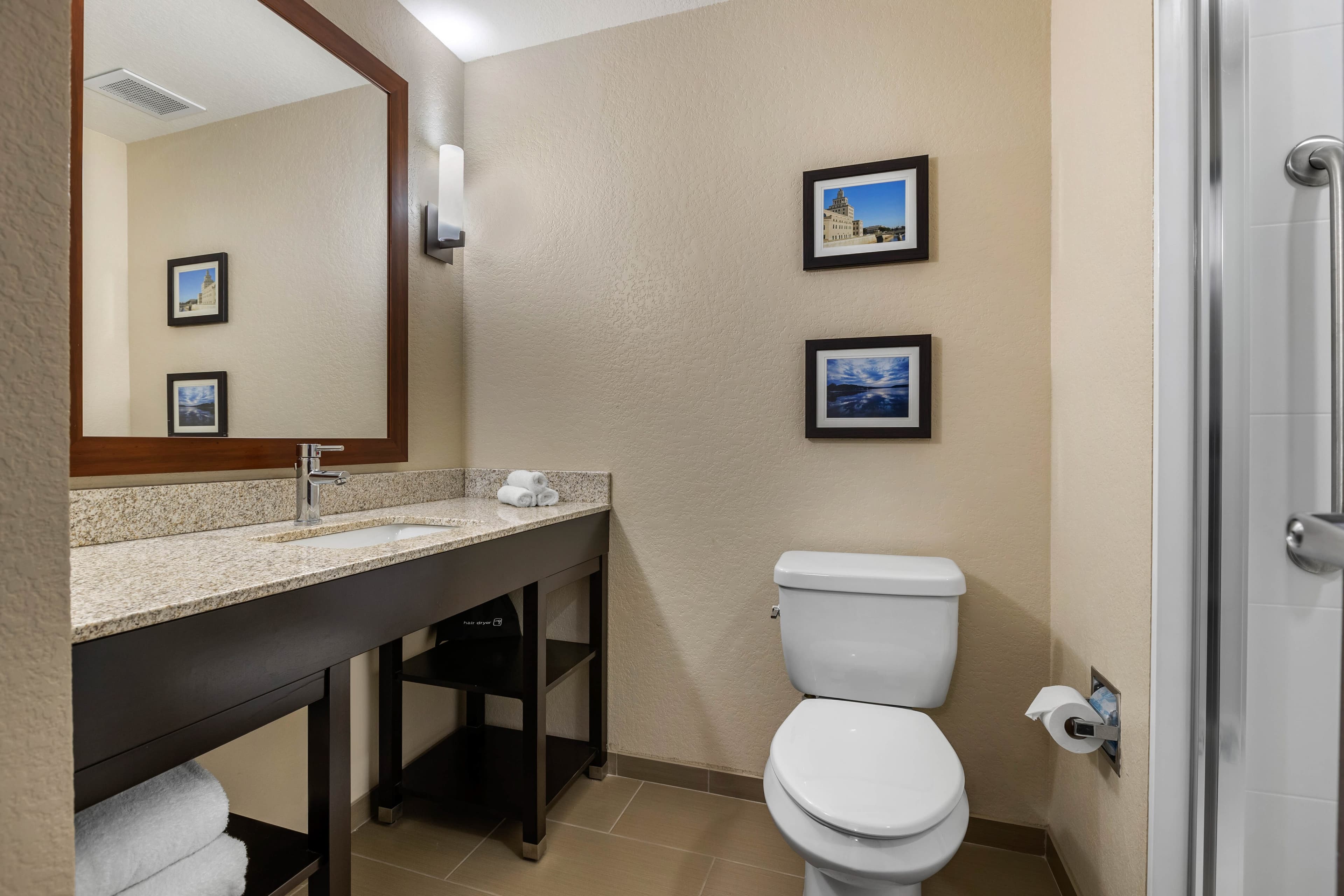 Comfort Inn & Suites Cedar Rapids CID Eastern Iowa Airport — 54