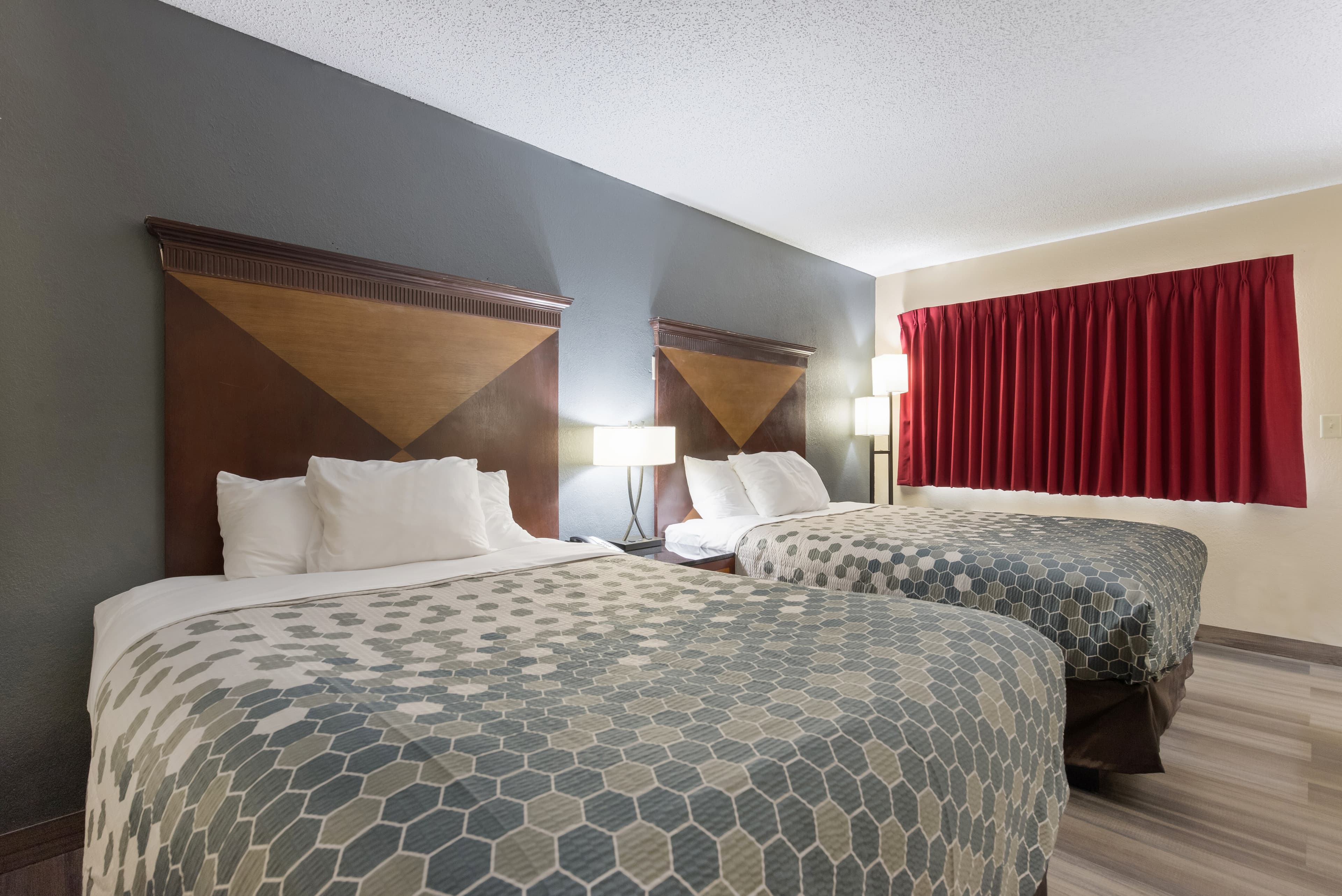 Econo Lodge Inn & Suites Mason City - Clear Lake - Image 2