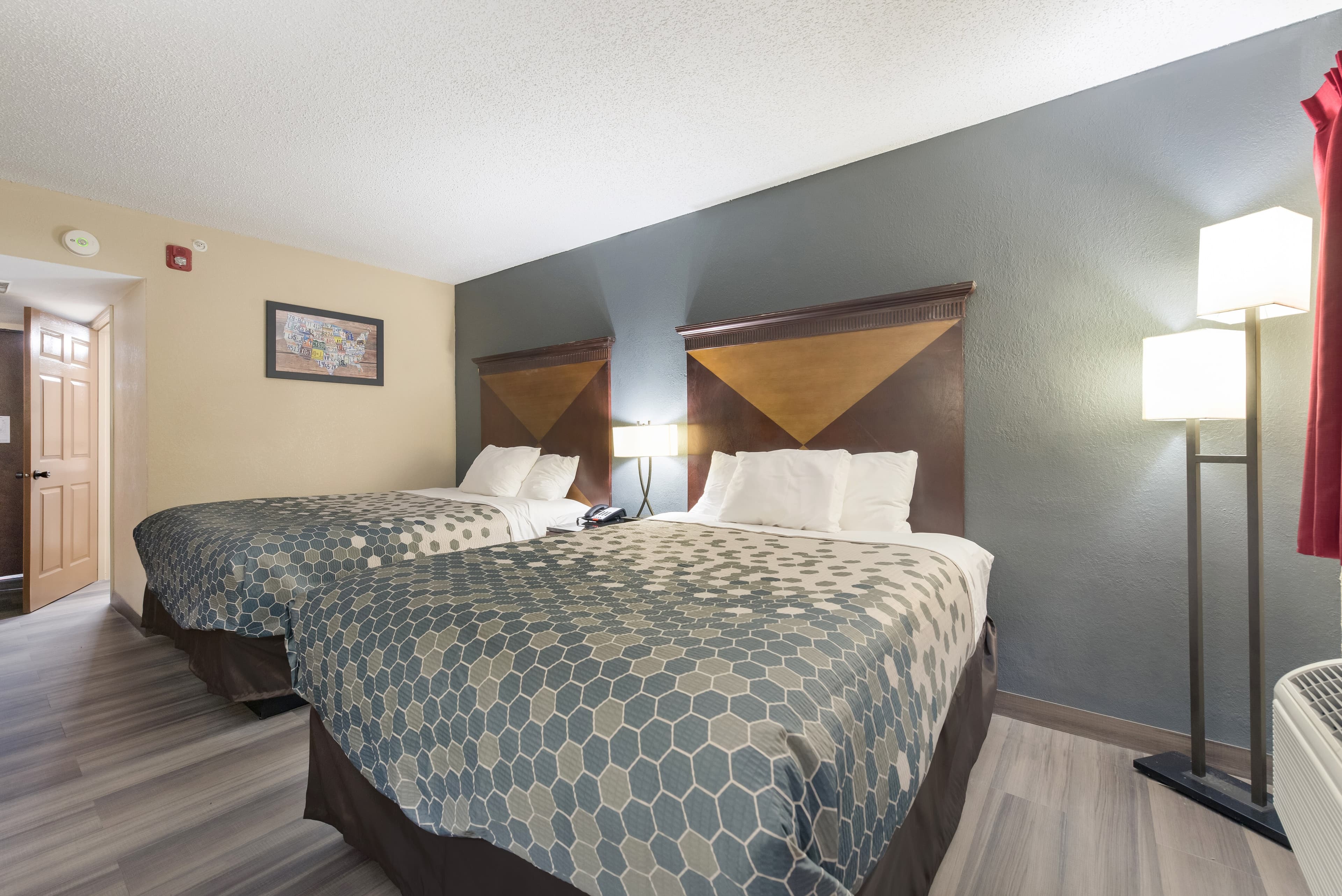 Econo Lodge Inn & Suites Mason City - Clear Lake - Image 3