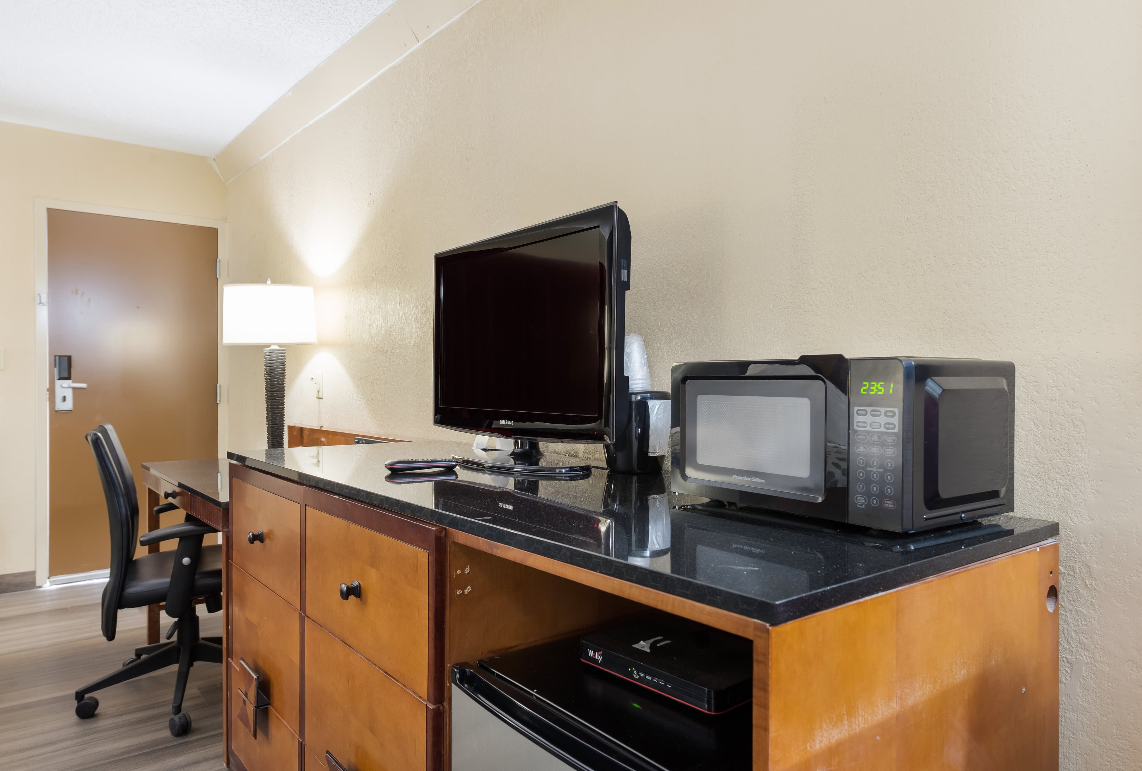 Econo Lodge Inn & Suites Mason City - Clear Lake - Image 4