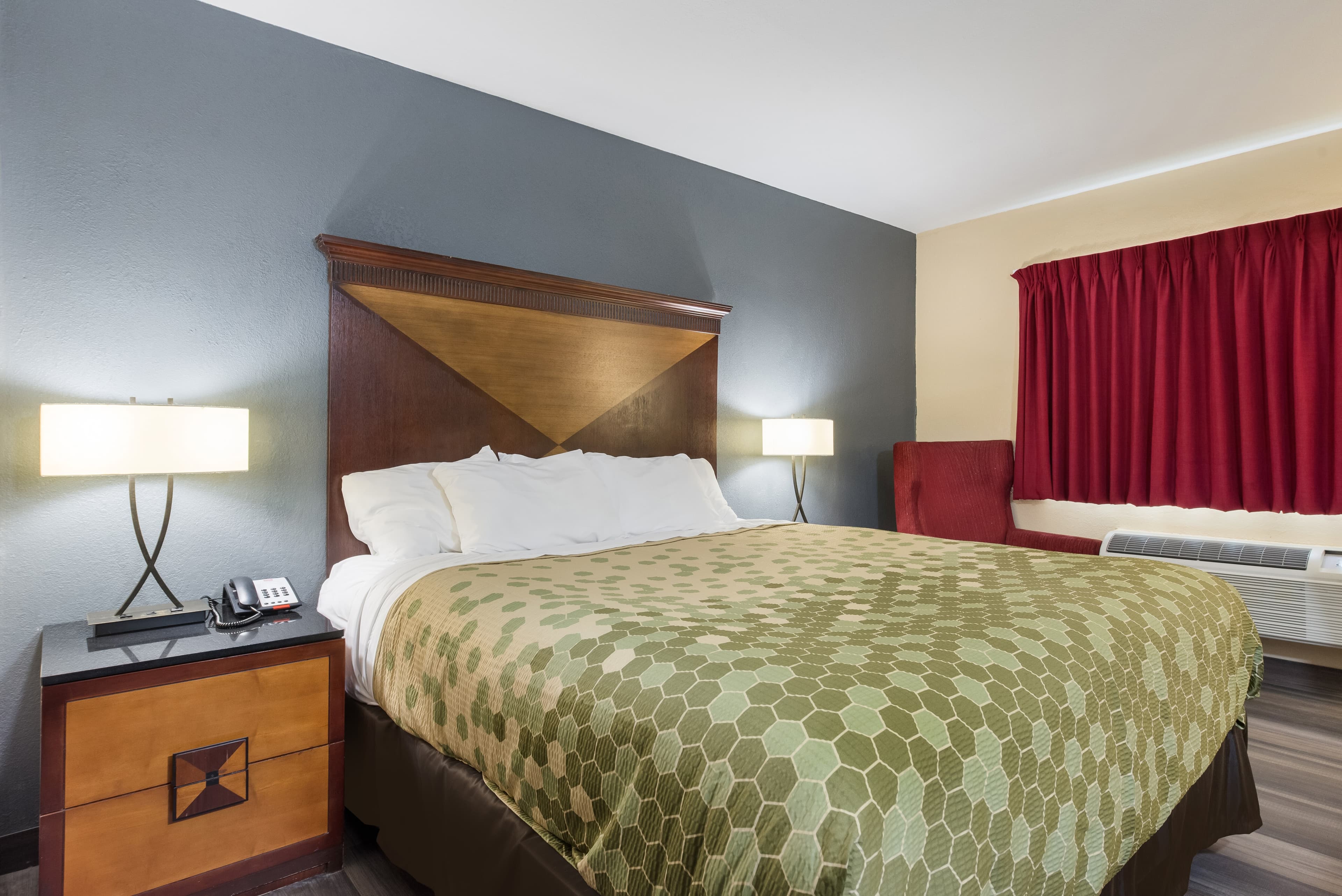 Econo Lodge Inn & Suites Mason City - Clear Lake — 6