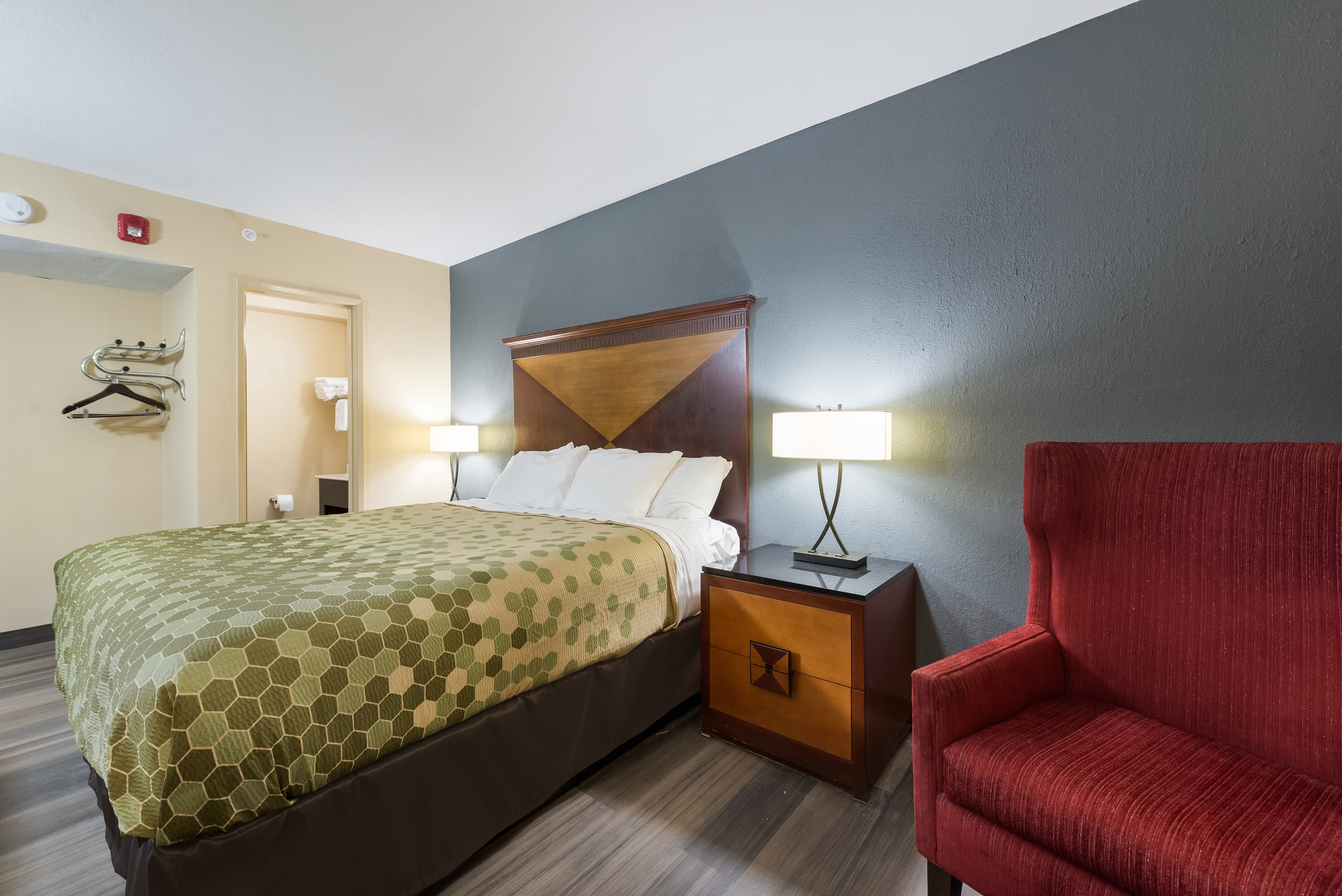 Econo Lodge Inn & Suites Mason City - Clear Lake — 8