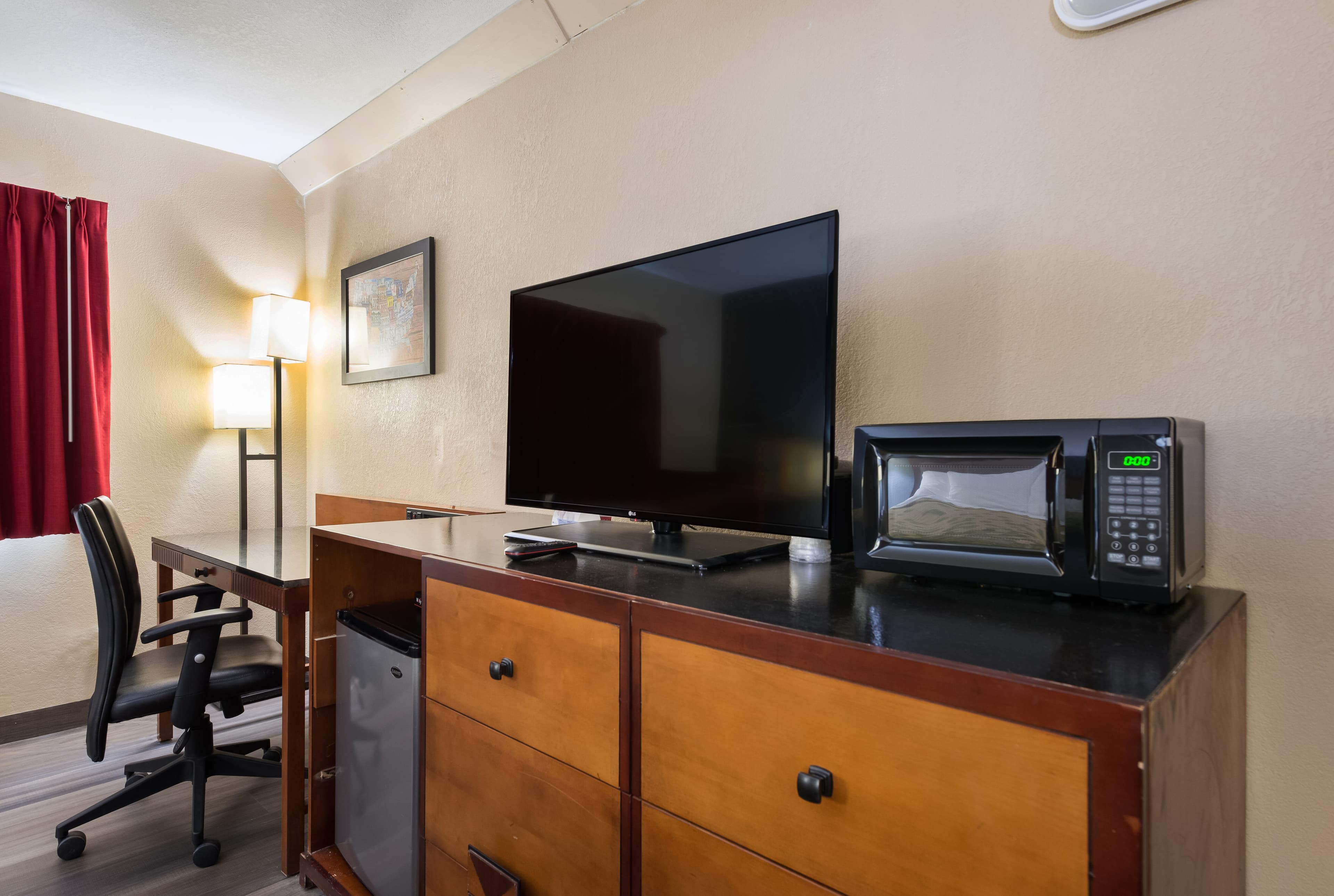 Econo Lodge Inn & Suites Mason City - Clear Lake — 9