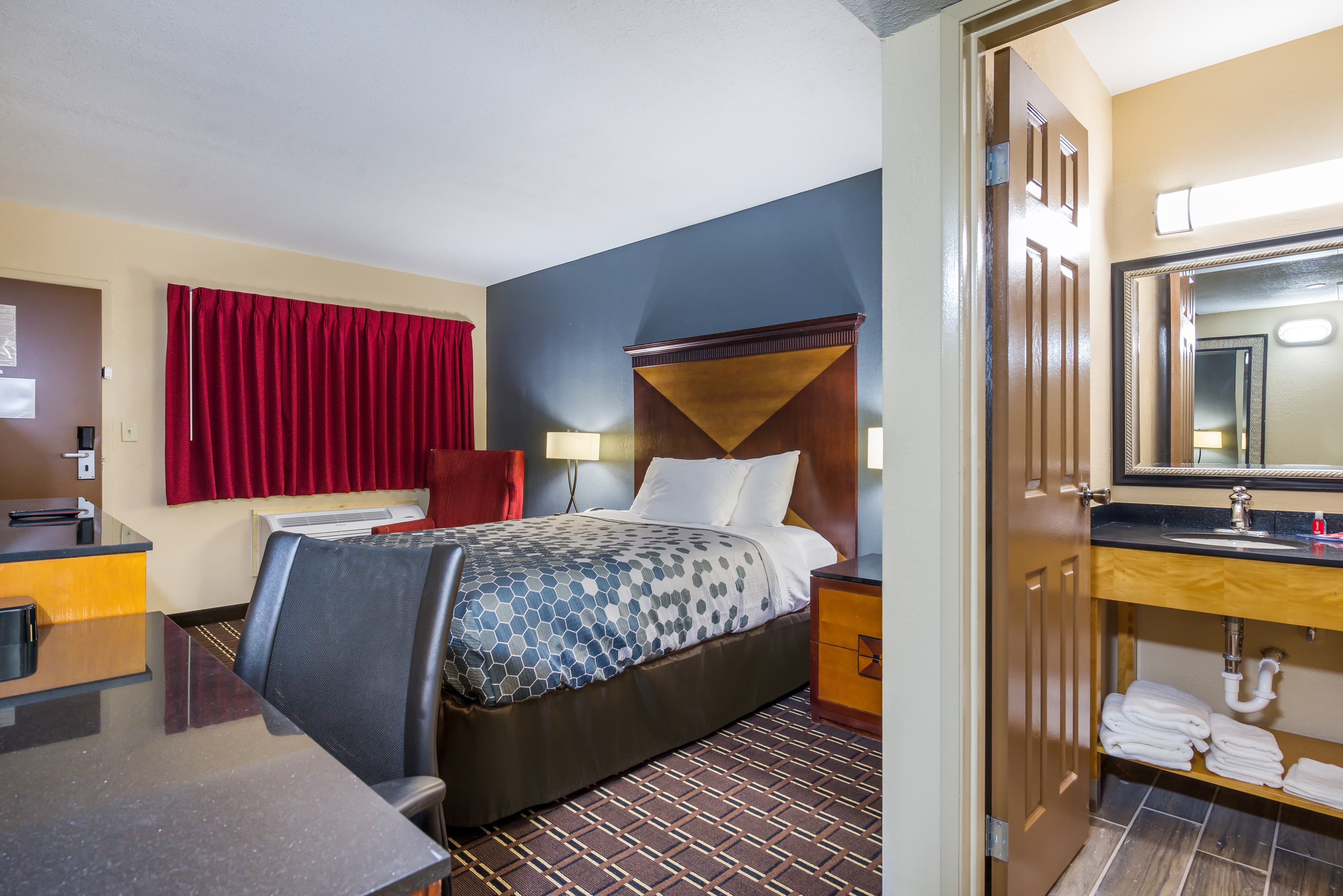 Econo Lodge Inn & Suites Mason City - Clear Lake — 13