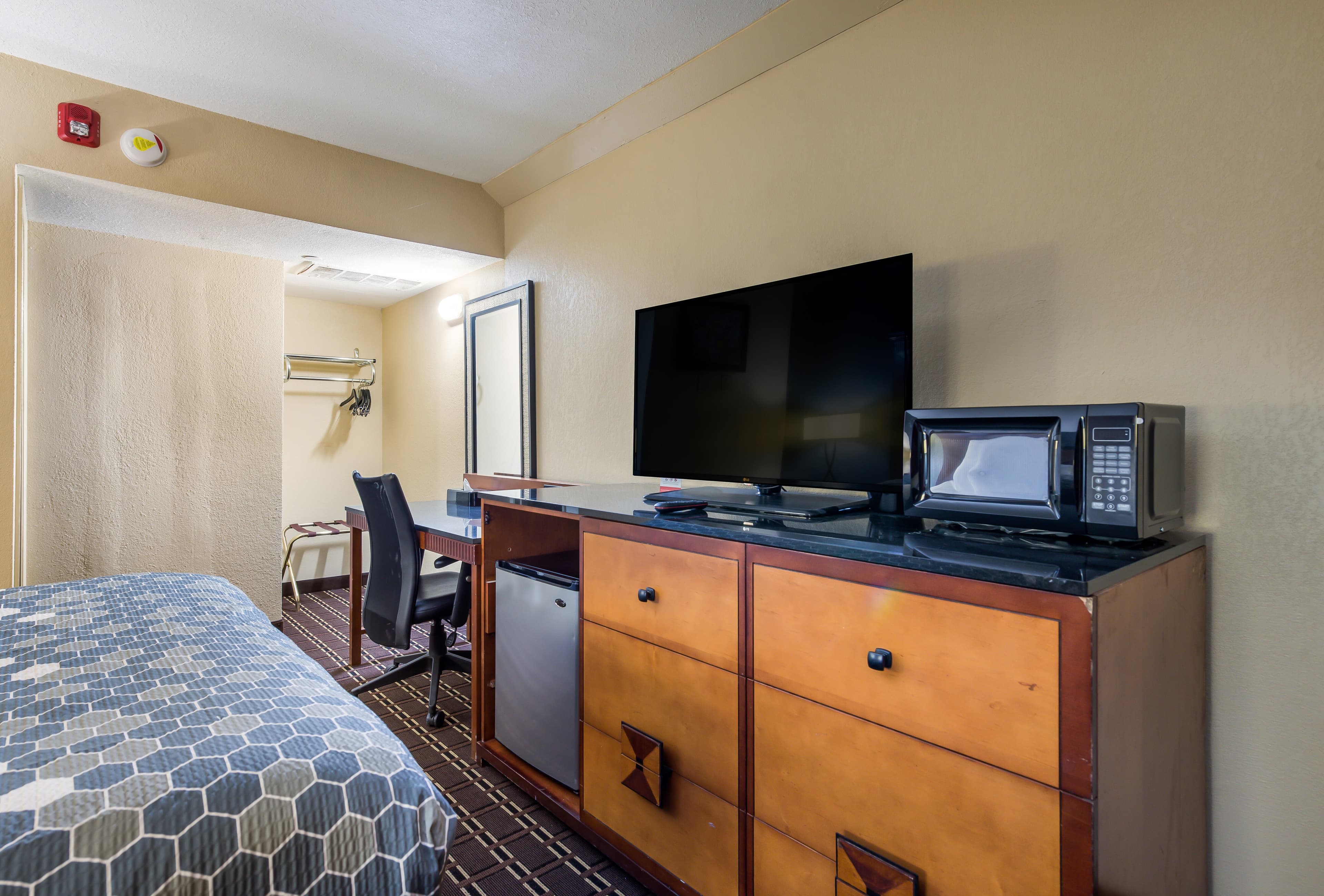 Econo Lodge Inn & Suites Mason City - Clear Lake — 14